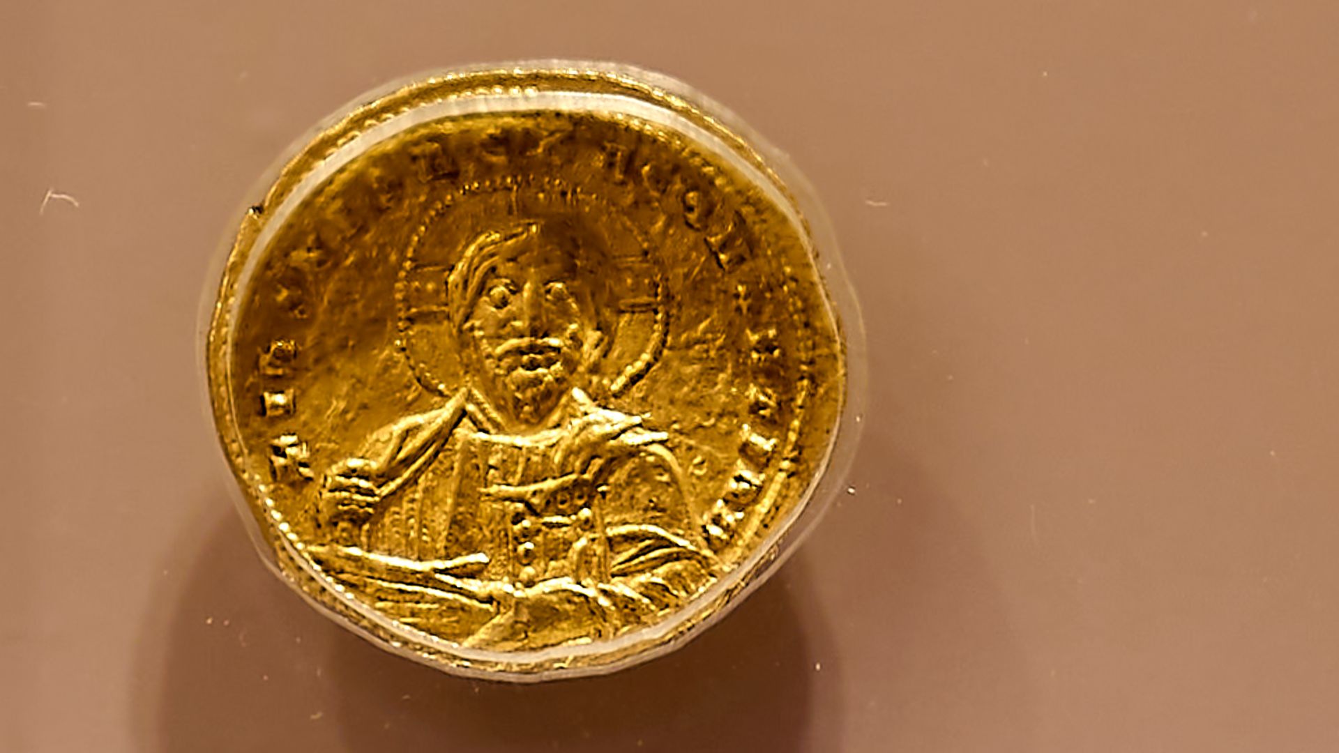 Histamena (gold coins) of Basil II (A.D. 976-1005). Obverse (BXM 746)ː Christ Pantokrator. Reverse (BXM 747)ː Basil II with his brother and co-emperor Constantine VIII. Byzantine and Christian Museum. Sourceː Museum inscription.