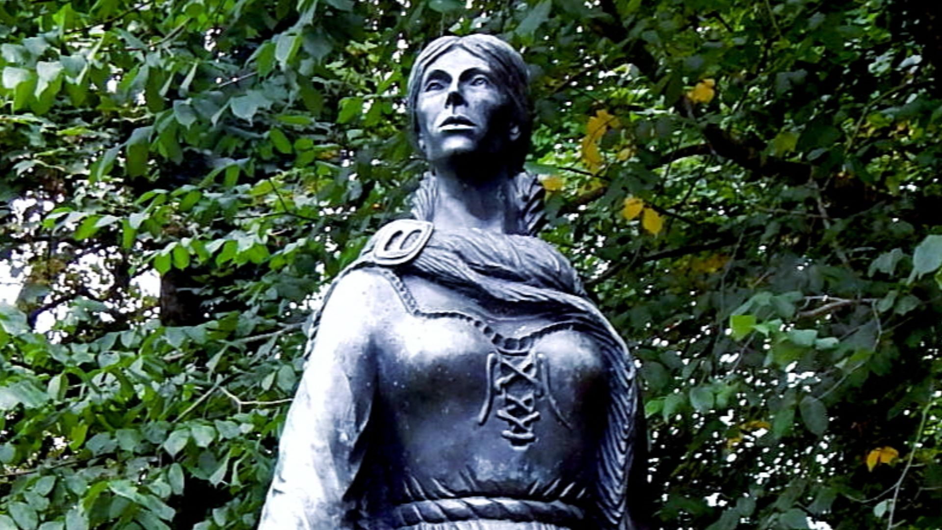 Statue of Grainne Mhaol Ni Mhaille (ga) (Grace O'Malley (en), 1530-1603), the Irish Pirate, located at Westport House, Co. Mayo, Ireland