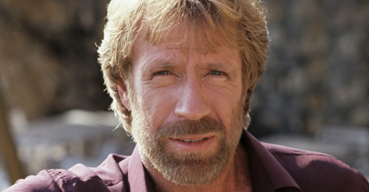 L'acteur américain Chuck Norris fait la promotion du film Pumping Iron a Taormina, le 24 juillet 1985 en Sicile. 