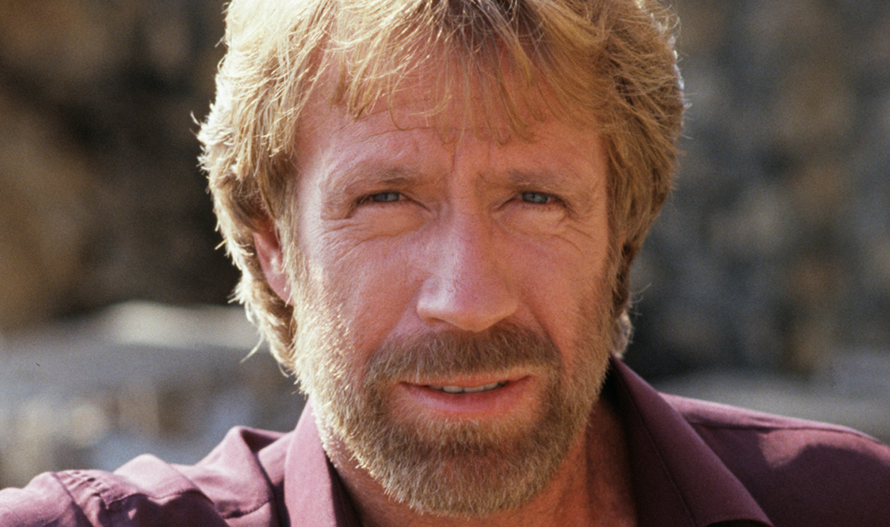 L'acteur américain Chuck Norris fait la promotion du film Pumping Iron a Taormina, le 24 juillet 1985 en Sicile.