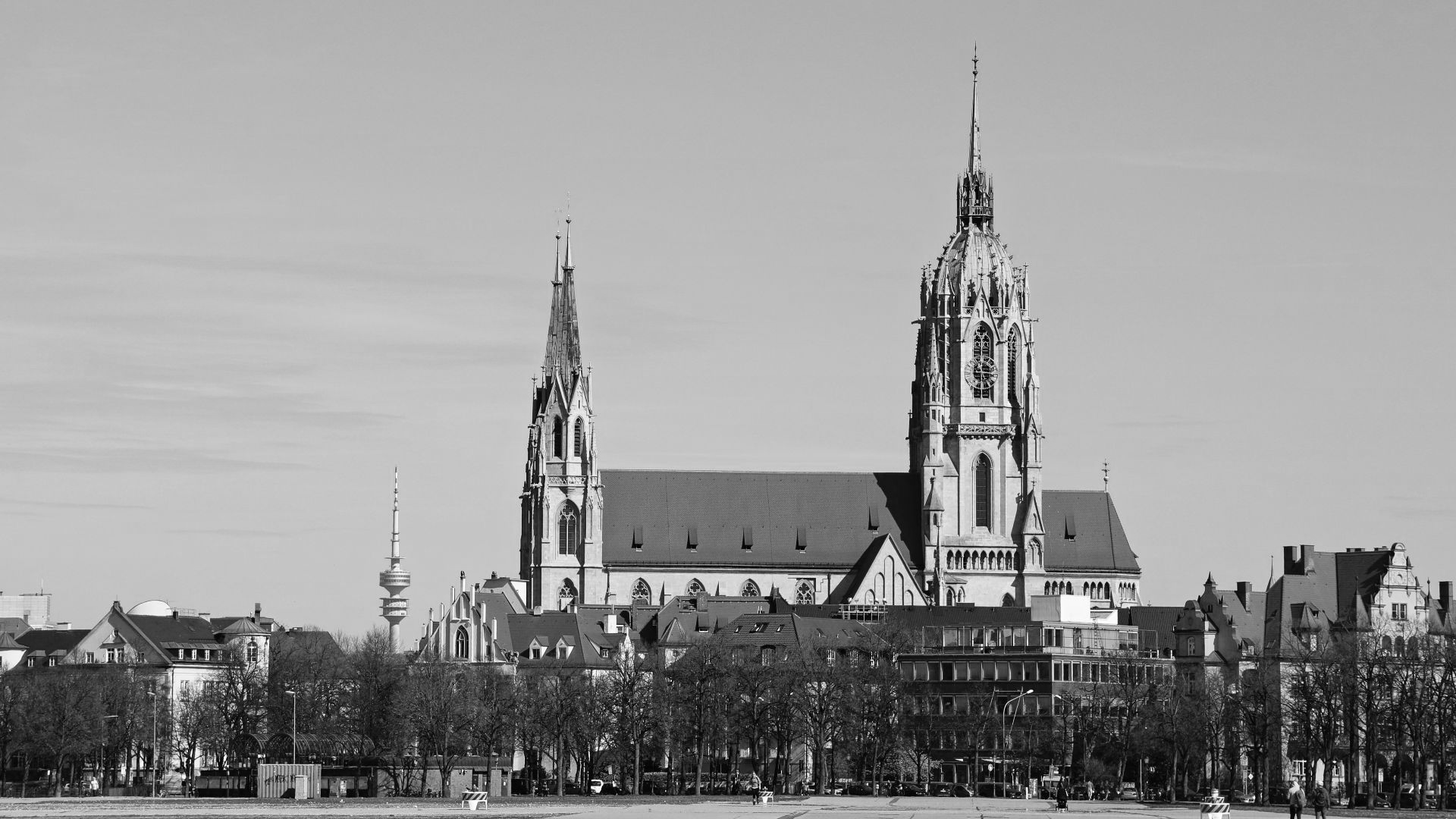 View von der  Münchner Theresienwiese gen Innenstadt und Bavaria