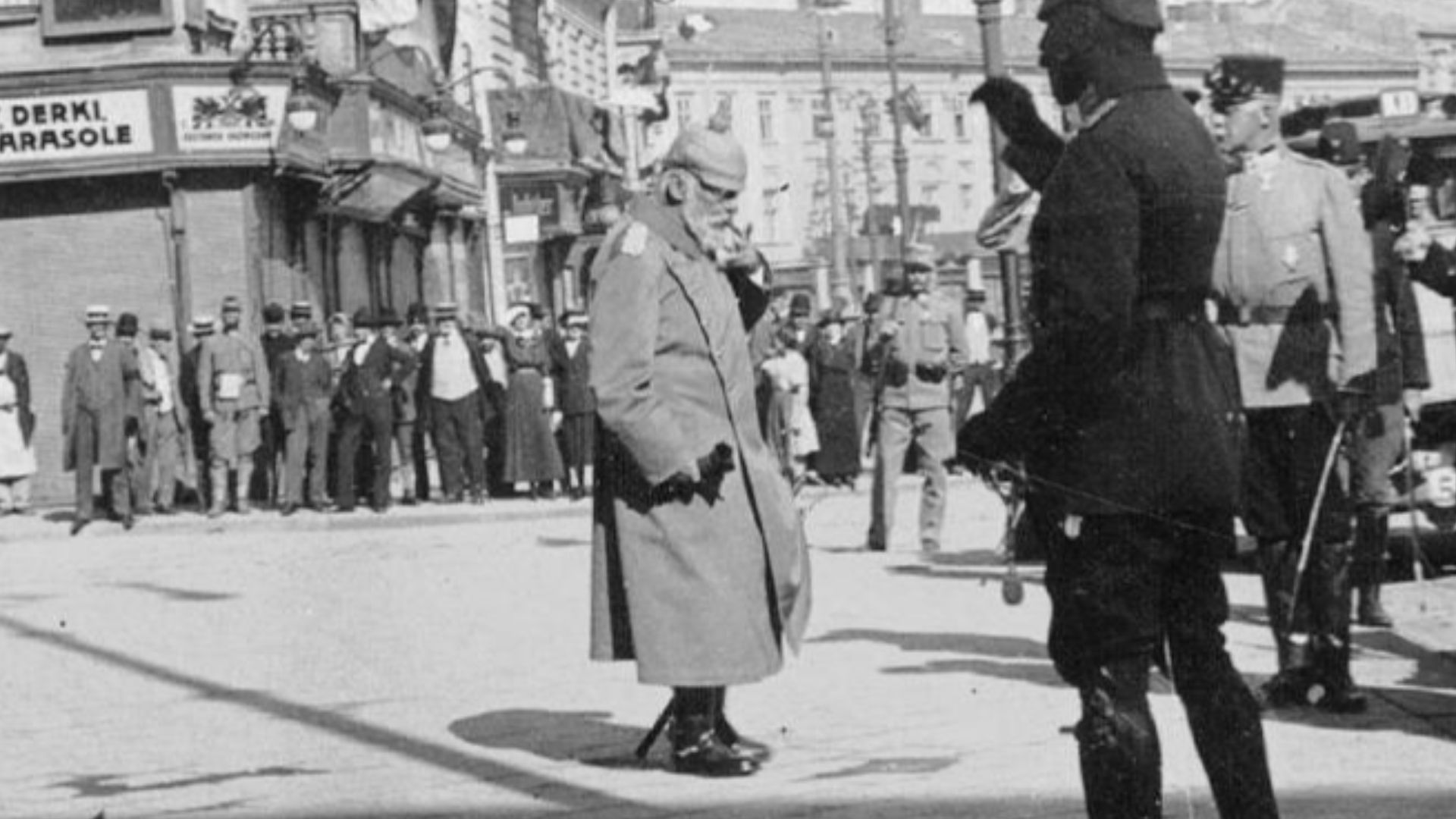 Король Баварії Людвик III виходить з готелю Джорж на площі Маріяцькій у Львові.