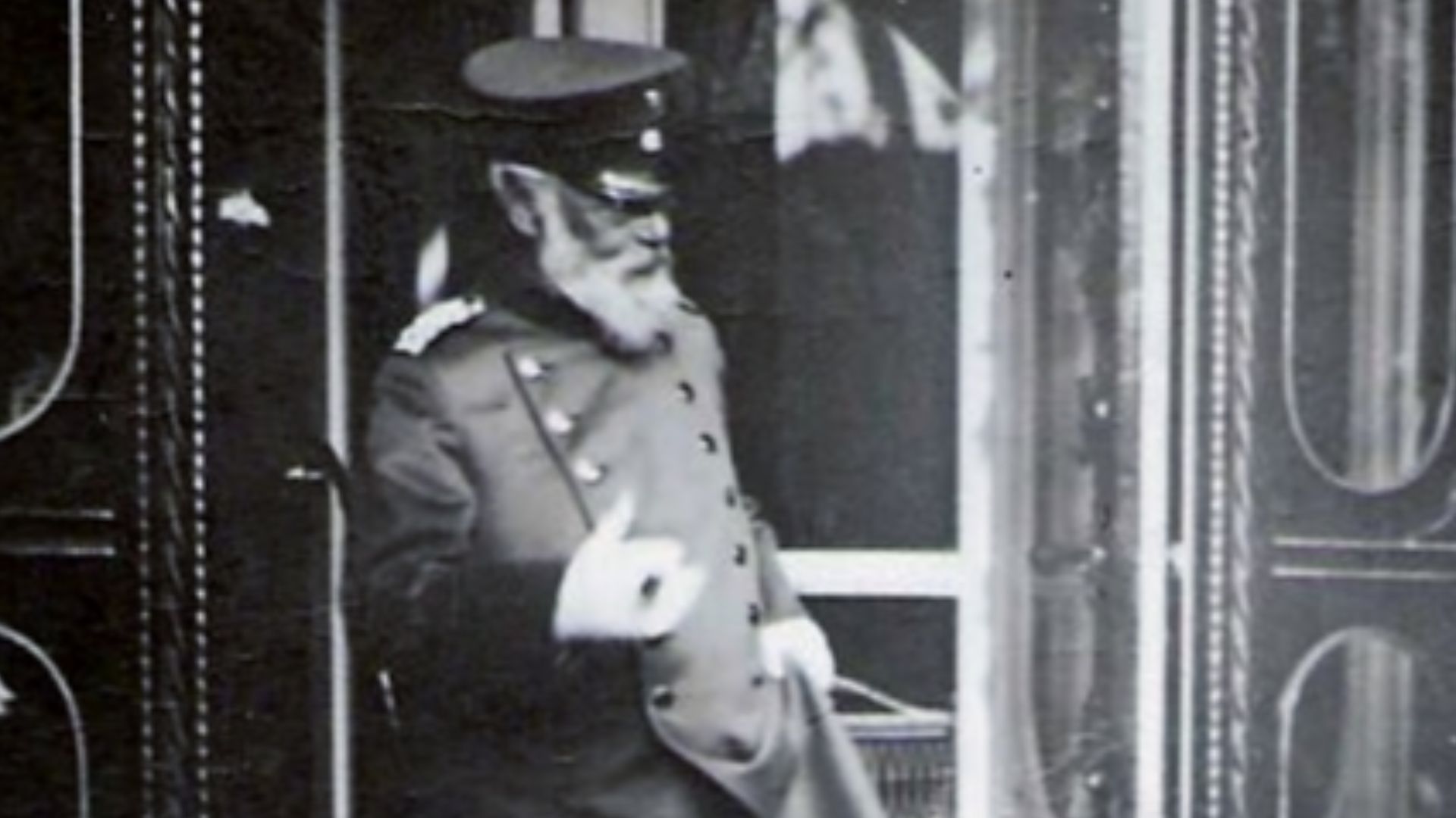 Prinzregent Ludwig III. am 15./16. Mai 1913 in Bad Kissingen vor dem Eingang zum Königl. Kurhaushotel (Kurhausstraße). Anlass seines zweitägigen Kissingen-Besuchs war die Einweihung des Regentenbaus.
