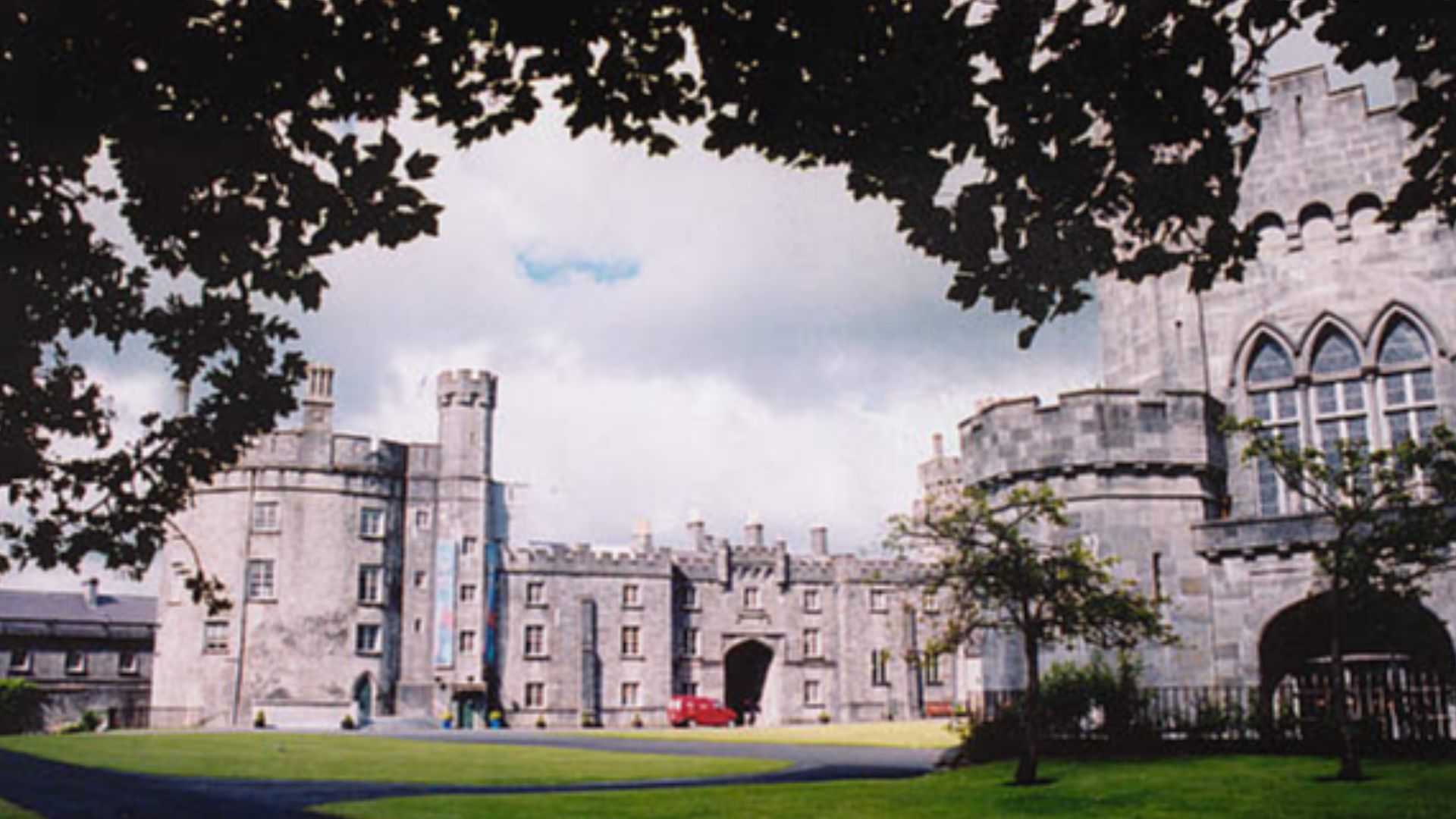 File:Kilkenny castle.jpg