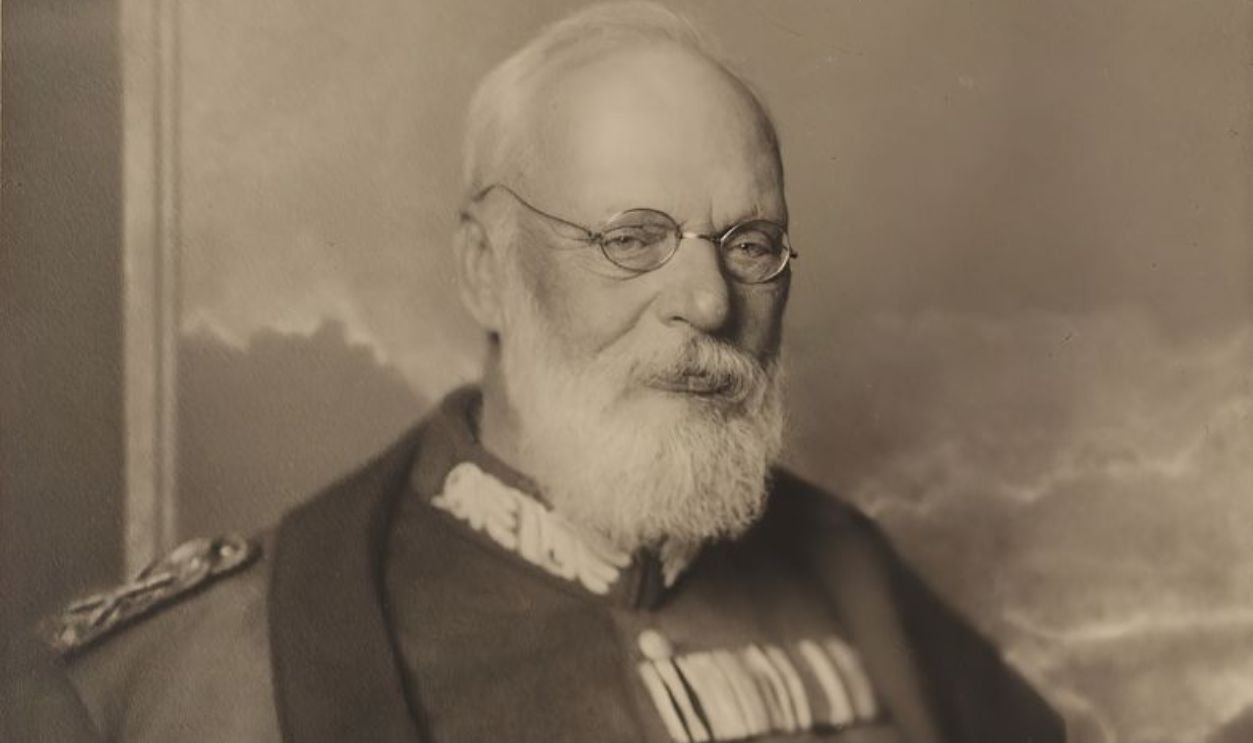 Nicola Perscheid, Ludwig III, King of Bavaria, Staatliche Landesbildstelle Hamburg, collection on the history of photography, silver gelatin paper, black and white positive process, image size: height: 21.60 cm; width: 16.80 cm, inscribed: recto u. on the cardboard: in brown ink: Ludwig III, King of Bavaria, portrait photography, studio photography/studio photography, half-length portrait, half profile (three-quarter view), historical person, king.  