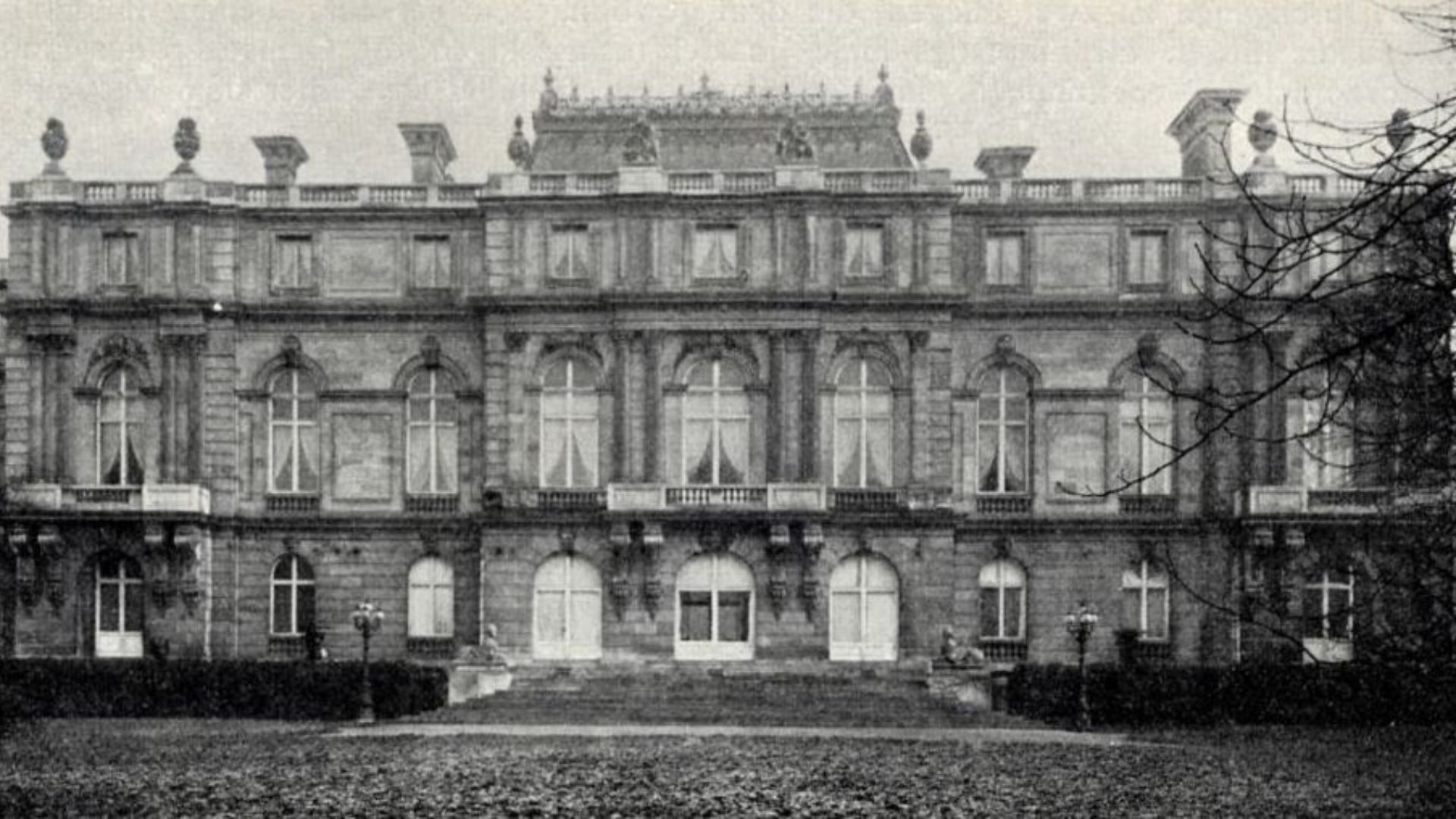Das Palais des Freiherrn Albert von Rothschild in der damaligen Heugasse 26 im 4. Wiener Gemeindebezirk (Gartenseite)