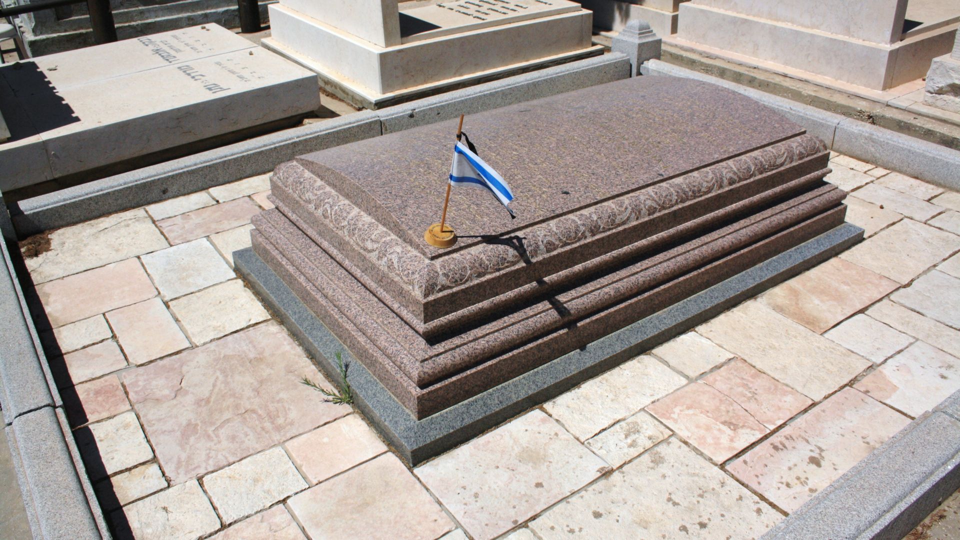 חלקת קברו של אוולין דה רוטשילד בראש הגבעה בבית העלמין הישן בראשון לציון.