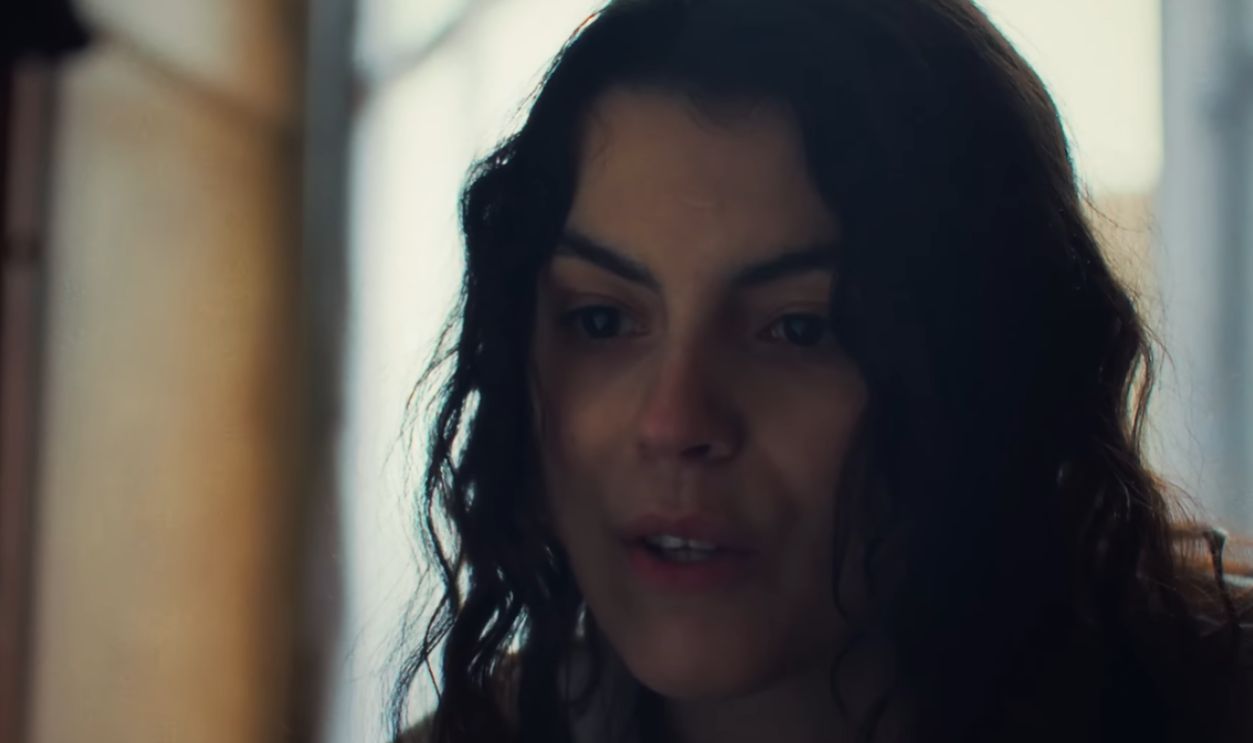 Screenshot from Je t'aime, Julie (2024) 