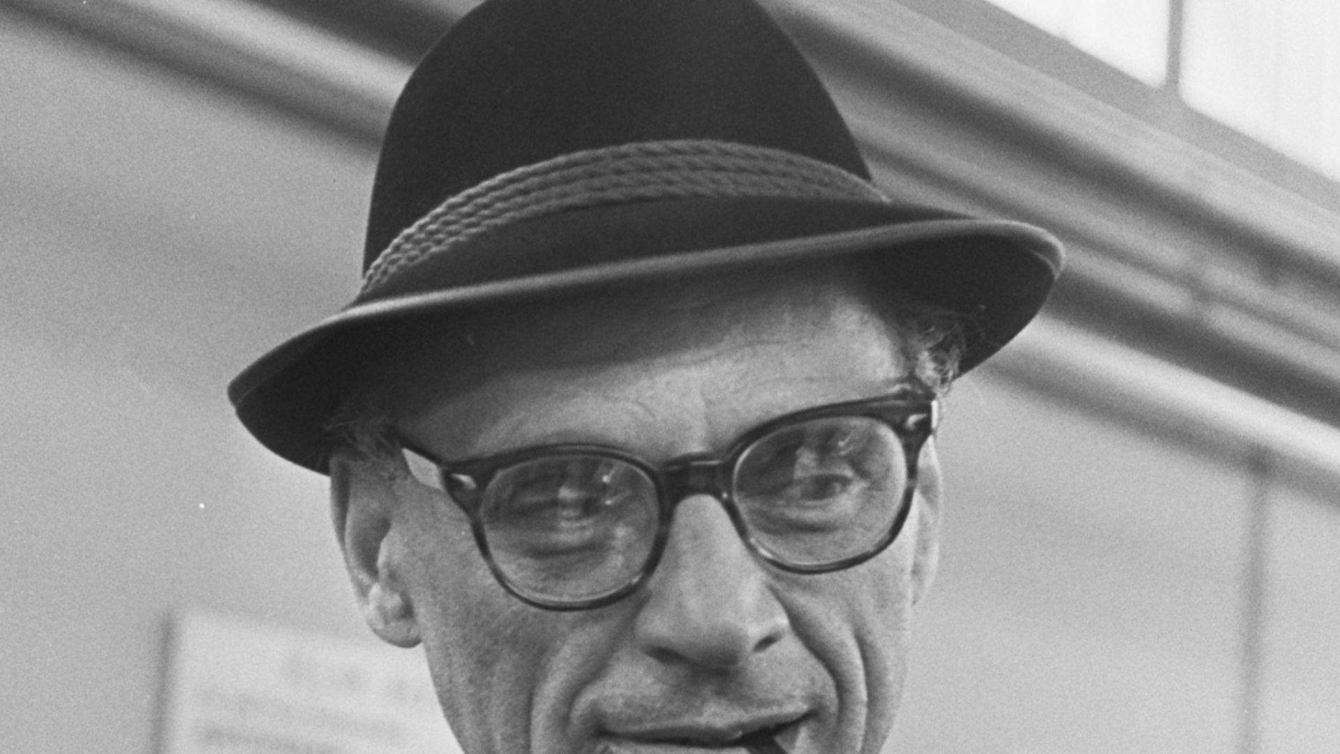 De Amerikaanse toneelschrijver Arthur Miller op Schiphol