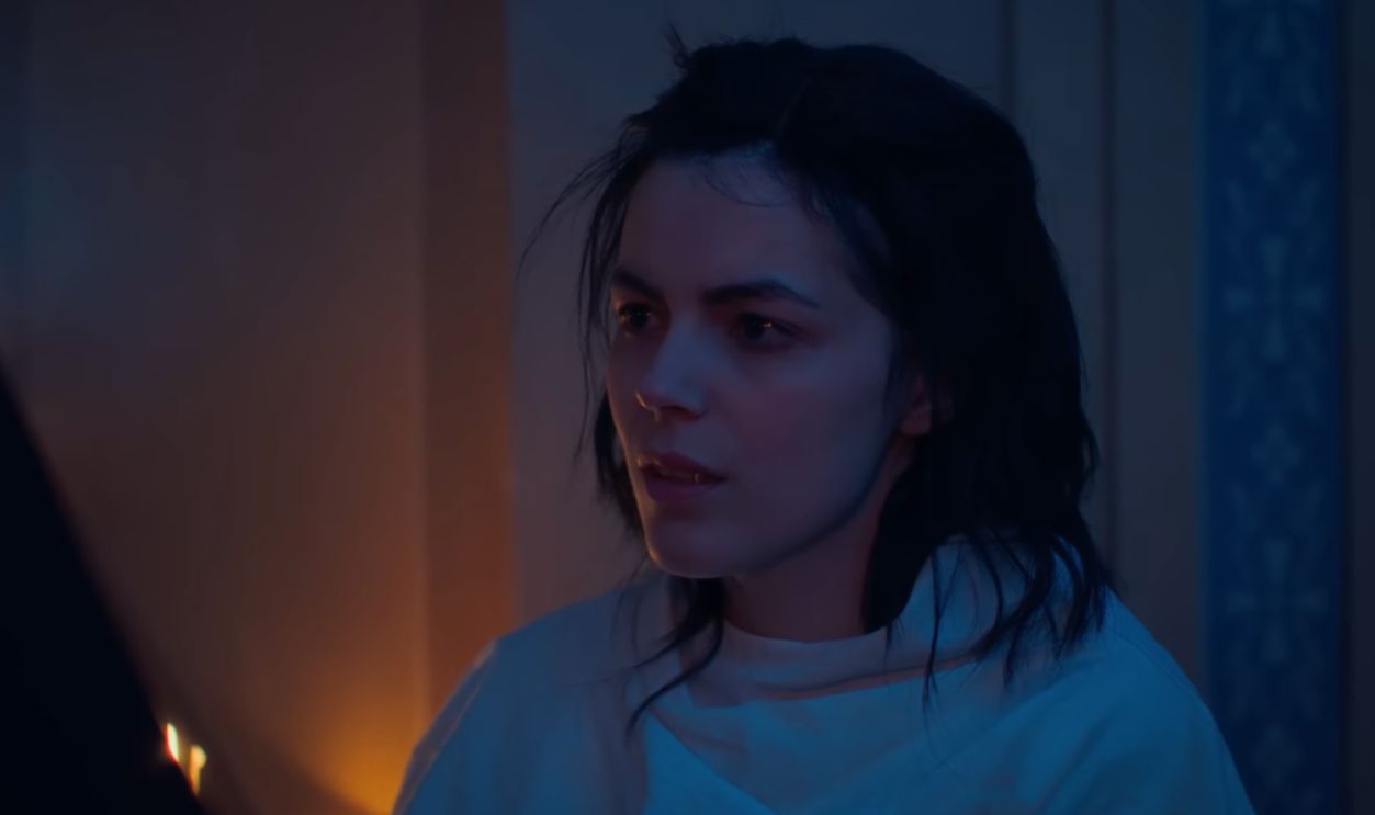 Screenshot from Je t'aime, Julie (2024) 