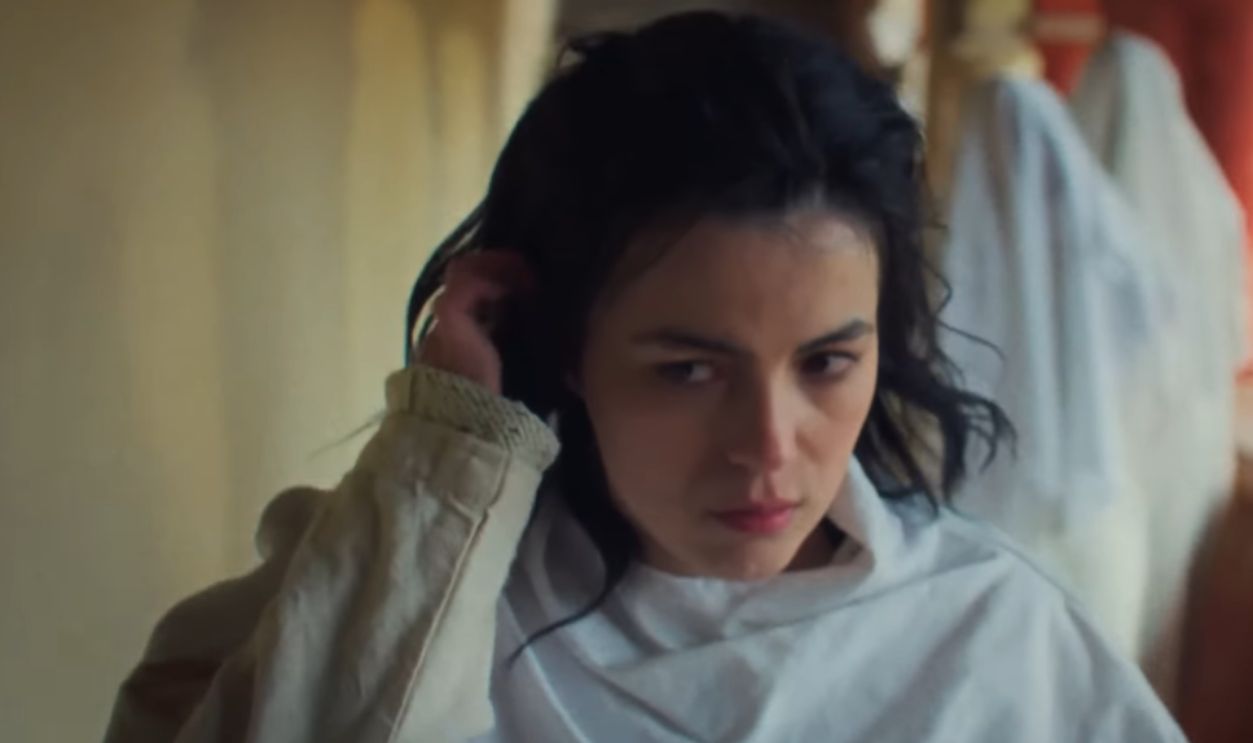 Screenshot from Je t'aime, Julie (2024) 