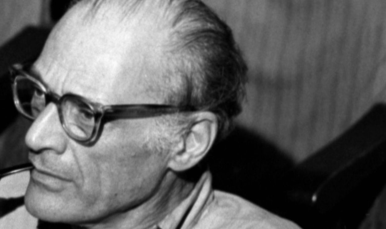 Getty Images - 979120722 - Playwright Arthur Miller at rehearsals of his play 'The Creation of the World and Other Business' in 1972.