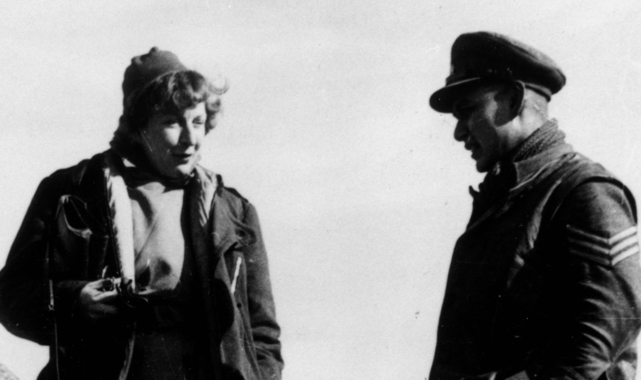 Getty Images - 3068866 - Journalist and writer Martha Gellhorn (1908 - 1998), wife of American writer Ernest Hemingway and the US war correspondent in Italy talks to Indian soldiers of the British Army on the 5th Army's Cassino front.