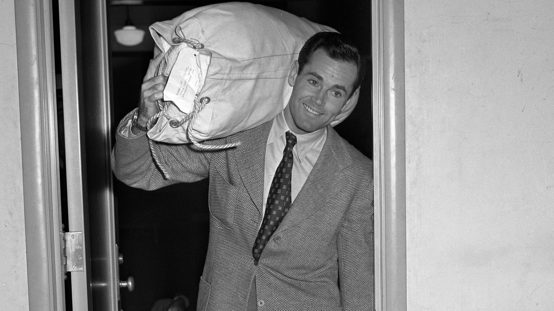 Henry Fonda, with a bag on the shoulder, after enlisting in United States Navy in November 1942.