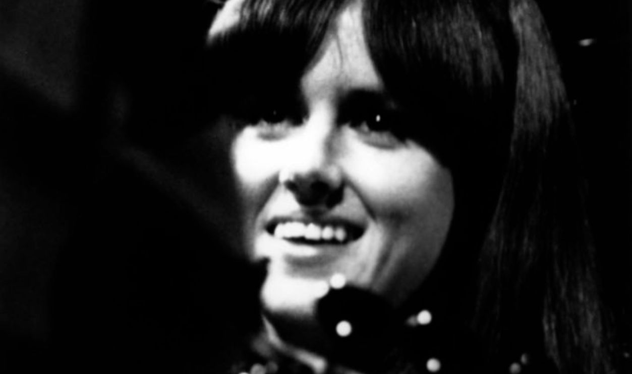 UNSPECIFIED - JANUARY 01: Photo of JEFFERSON AIRPLANE and Grace SLICK; Lead singer of Jefferson Airplane. Playing live on stage 