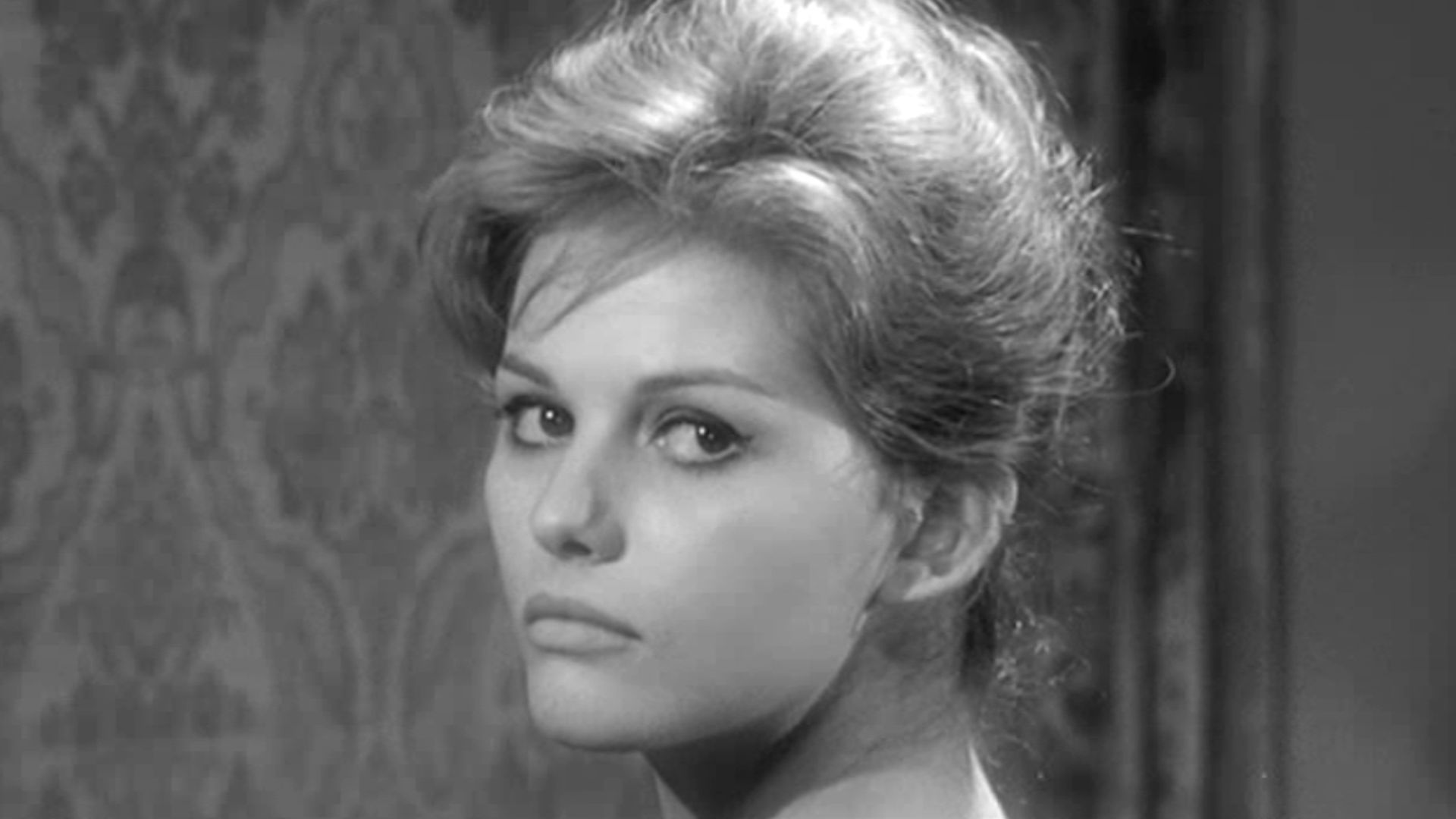 Screenshot from the Italian comedy drama film Il bell' Antonio (1960).