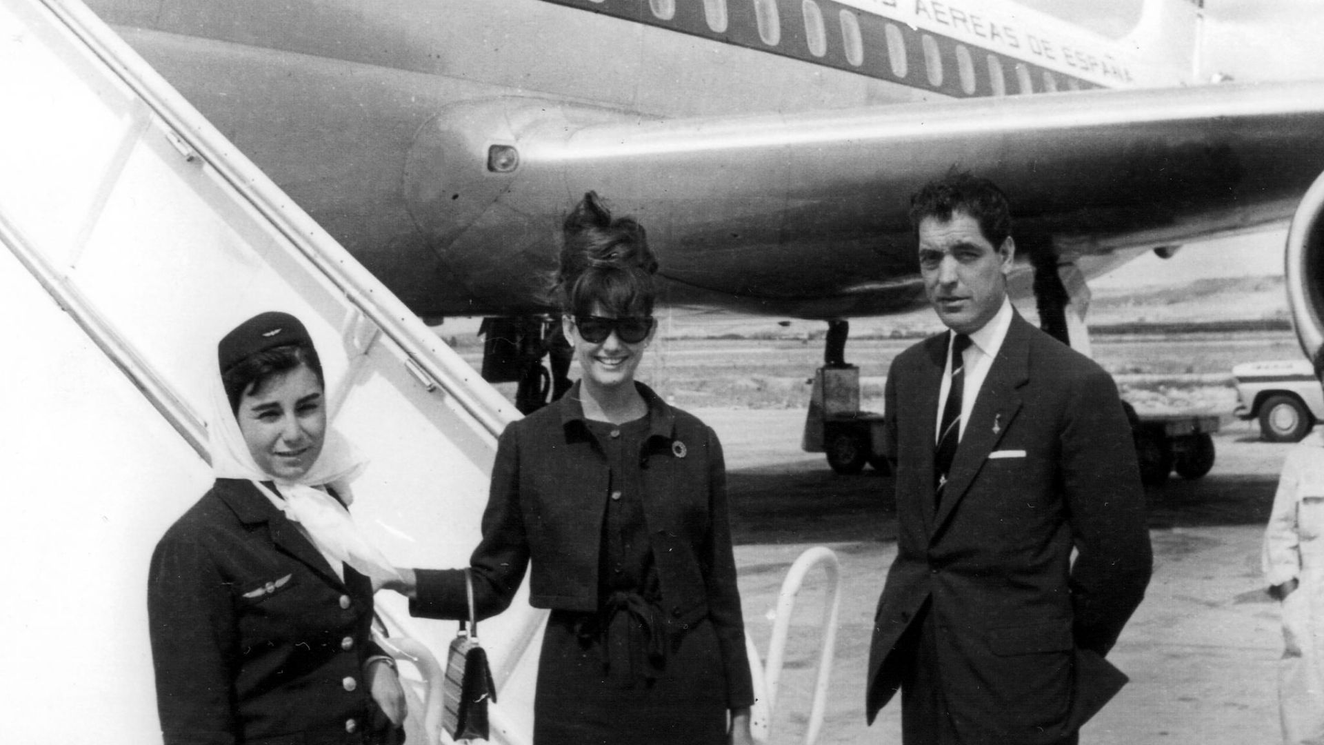 La actriz Claudia Cardinale posando junto a dos empleados de Iberia a su llegada a España donde rodaría un spot para la televisión. 24 de marzo de 1966. 
Tunisian-born Italian actress Claudia Cardinale posing with two Iberia employees upon arriving in Spain on March 24, 1966 for a TV appearance.
L'attrice Claudia Cardinale in posa con due assistenti di volo Iberia, 24 Marzo 1966.
L'actrice Claudia Cardinale posant avec 2 employés d'Iberia lors de son arrivée en Espagne, où elle tournera un spot télévisé. 24 mars 1966.

Die Schauspielerin Claudia Cardinale posiert mit zwei Iberia - Arbeitern bei der Ankunft in Madrid wo sie einen Fernsehspot drehen würde. 24. März 1966.