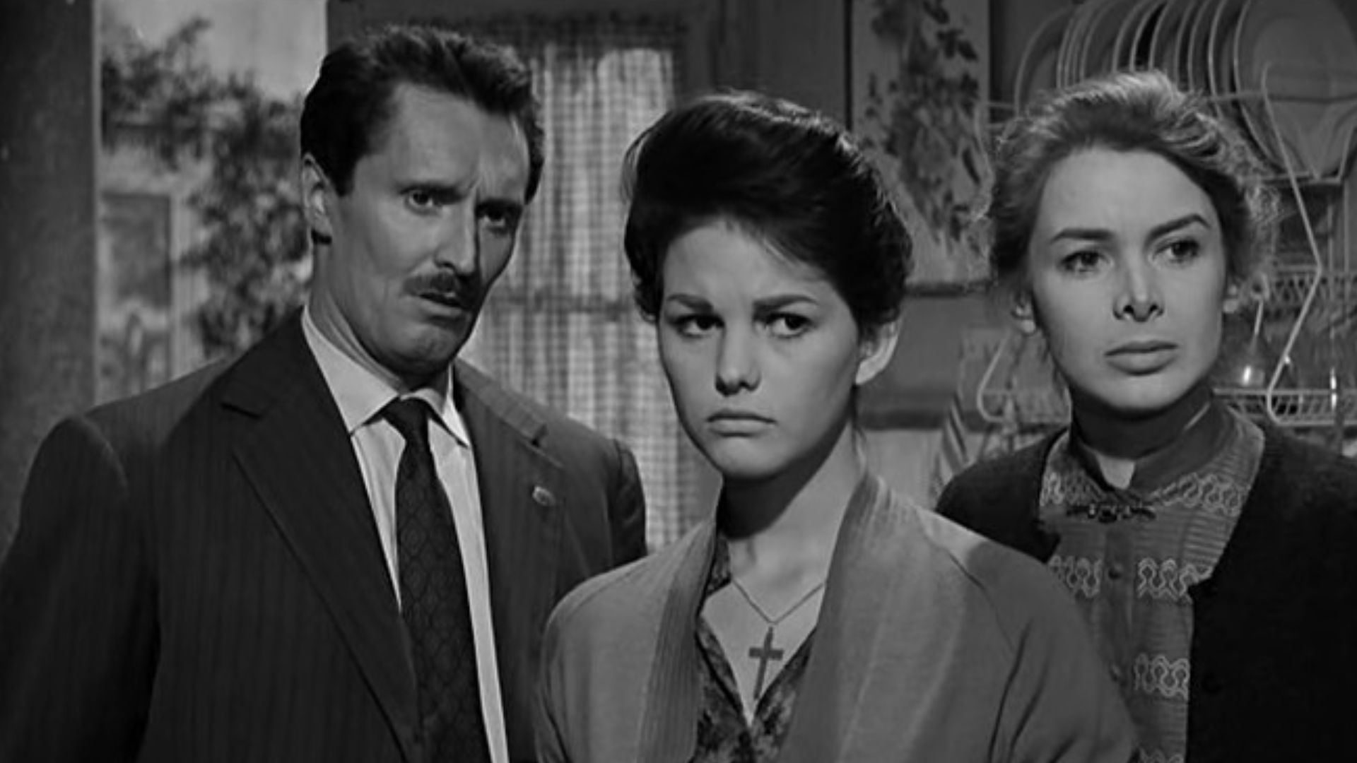 Pietro Germi, Claudia Cardinale ed Eleonora Rossi Drago in una scena del film Un maledetto imbroglio (1959).