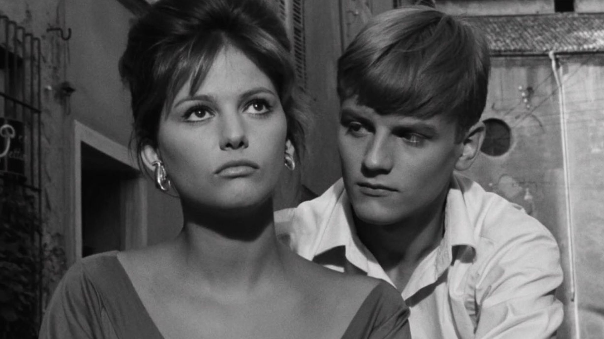 Claudia Cardinale et Jacques Perrin dans une scène du film la Regazza con la valiglia (La Fille à la valise) réalisé par Valerio Zurlini en 1961.