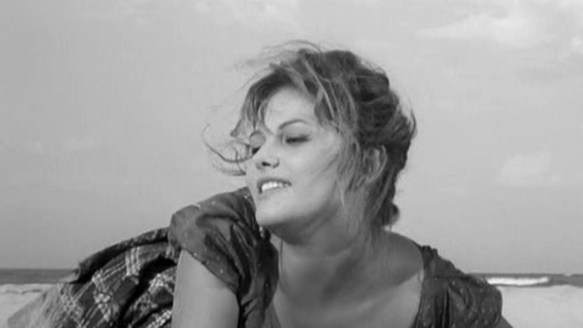 screenshot from the Italian film  La ragazza con la valigia (1961)