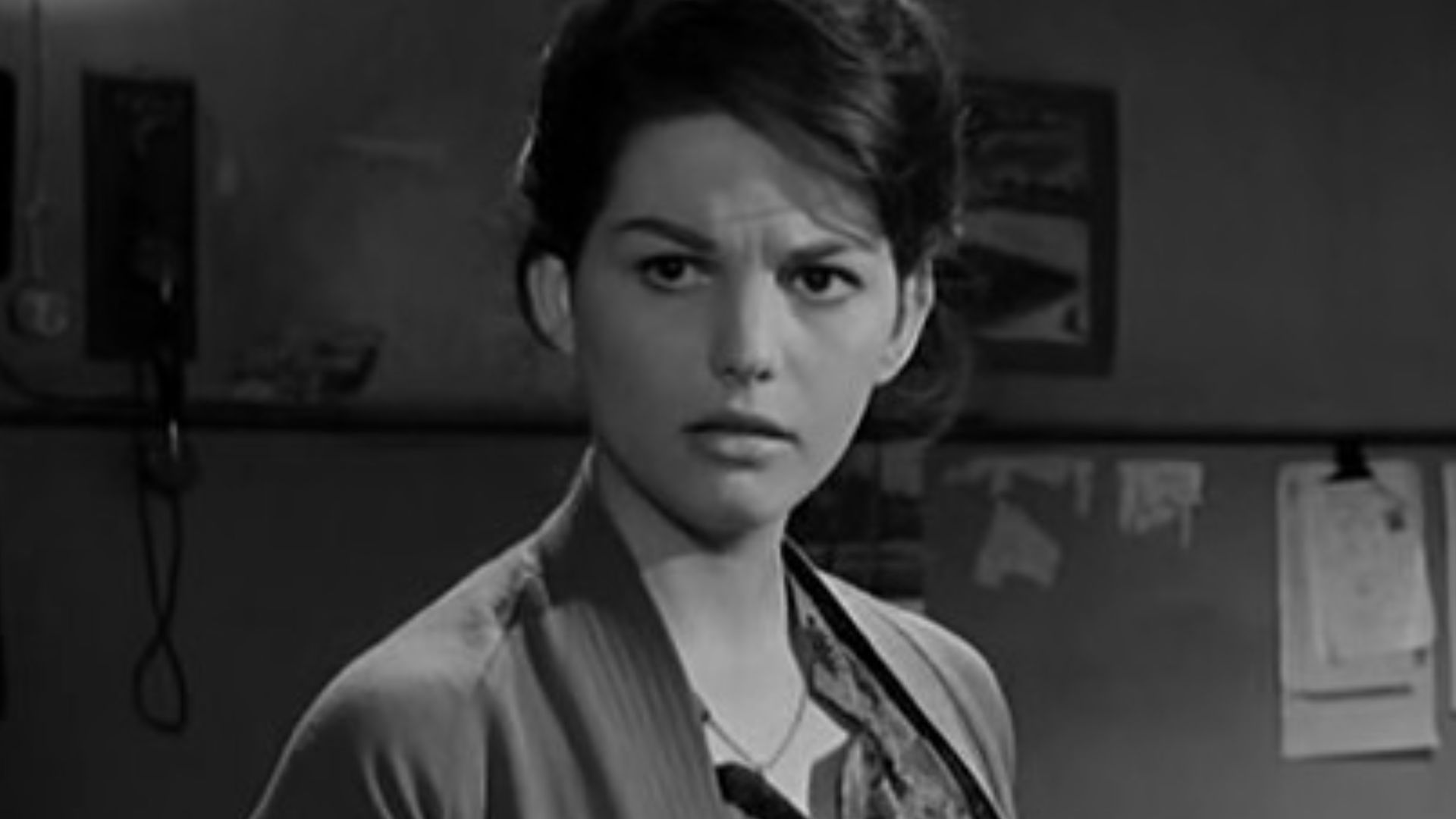 Pietro Germi, Claudia Cardinale ed Eleonora Rossi Drago in una scena del film Un maledetto imbroglio (1959).