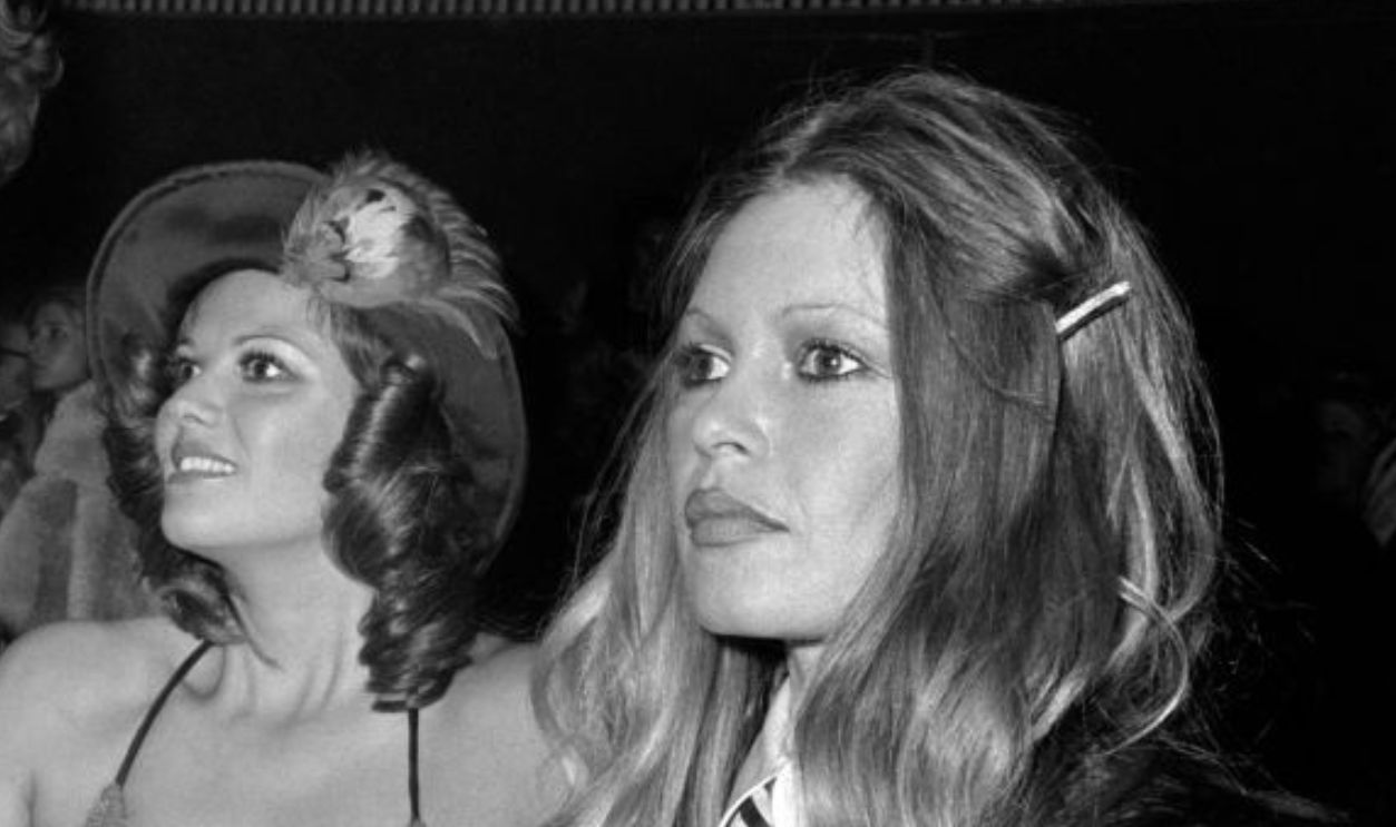 Picture released on December 17, 1971 of French actresses Brigitte Bardot (R) and Claudia Cardinale (L) and director Christian-Jaque, attending the Premiere of the film 
