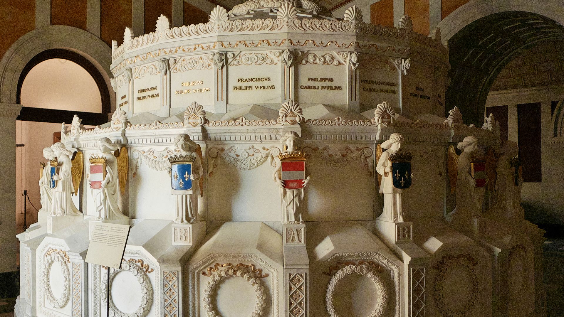 Ponciano Ponzano proyecta para esta sala un mausoleo poligonal para 60 nichos empleando mármol de Carrara.