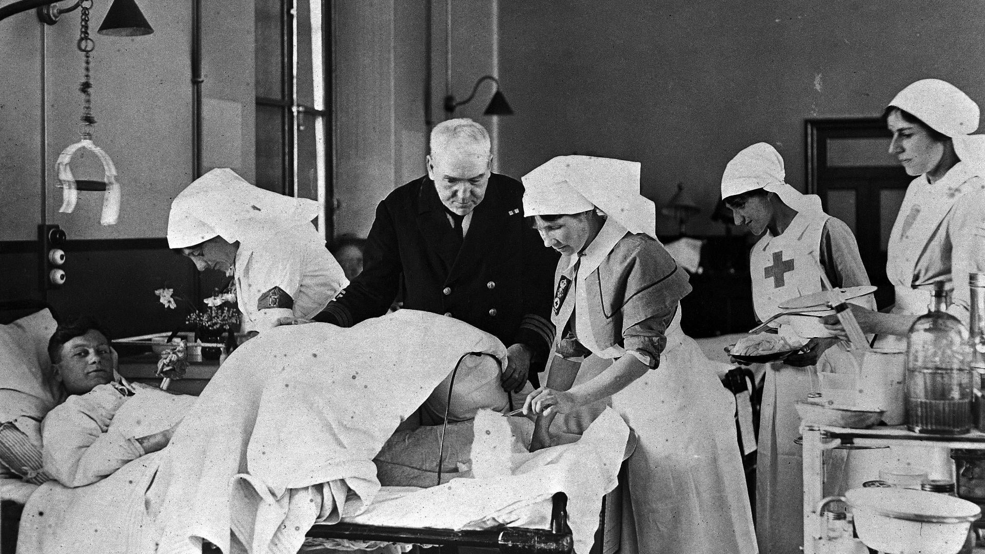 World War I: doctor and nurses treating a wounded soldier.

Wellcome Images
Keywords: Military History; World War One; Military Medicine; Nursing