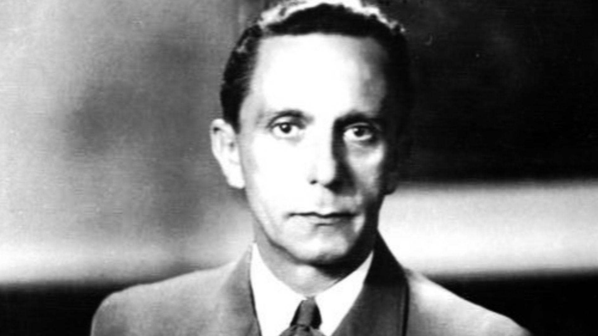 For documentary purposes the German Federal Archive often retained the original image captions, which may be erroneous, biased, obsolete or politically extreme. Joseph Goebbels
ADN-ZB/Archiv
Joseph Goebbels, faschistischer Politiker, Hauptkriegsverbrecher,
geb. 29.10.1897 in Rheydt,
gest. (Selbstmord) 1.5.1945 in Berlin.
Er war u.a. Propagandaleiter der NSDAP, Reichspropagandaminister (seit 1933) und