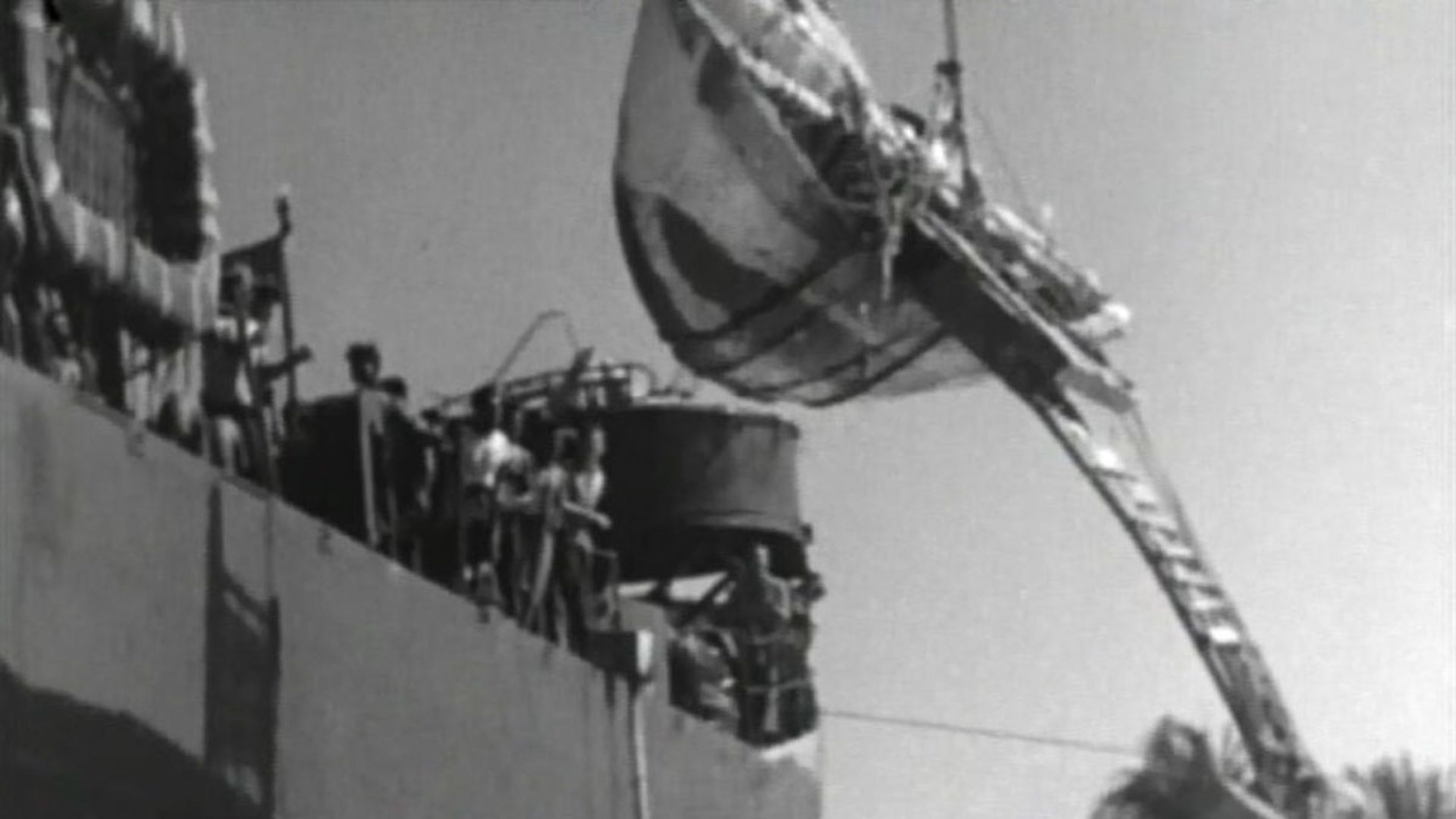 File:Bikini Atoll proa being loaded.jpg