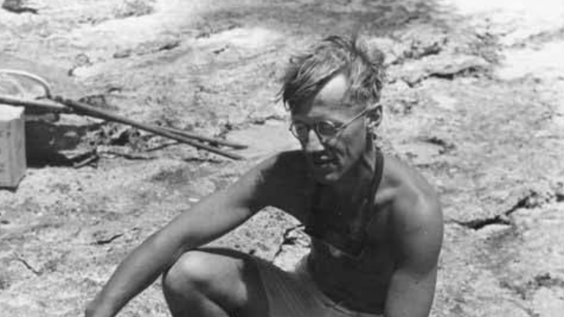 File:Dr Arthur D Welander, radiobiologist, with a giant clam, Bikini Atoll, summer 1947 (DONALDSON 71).jpeg