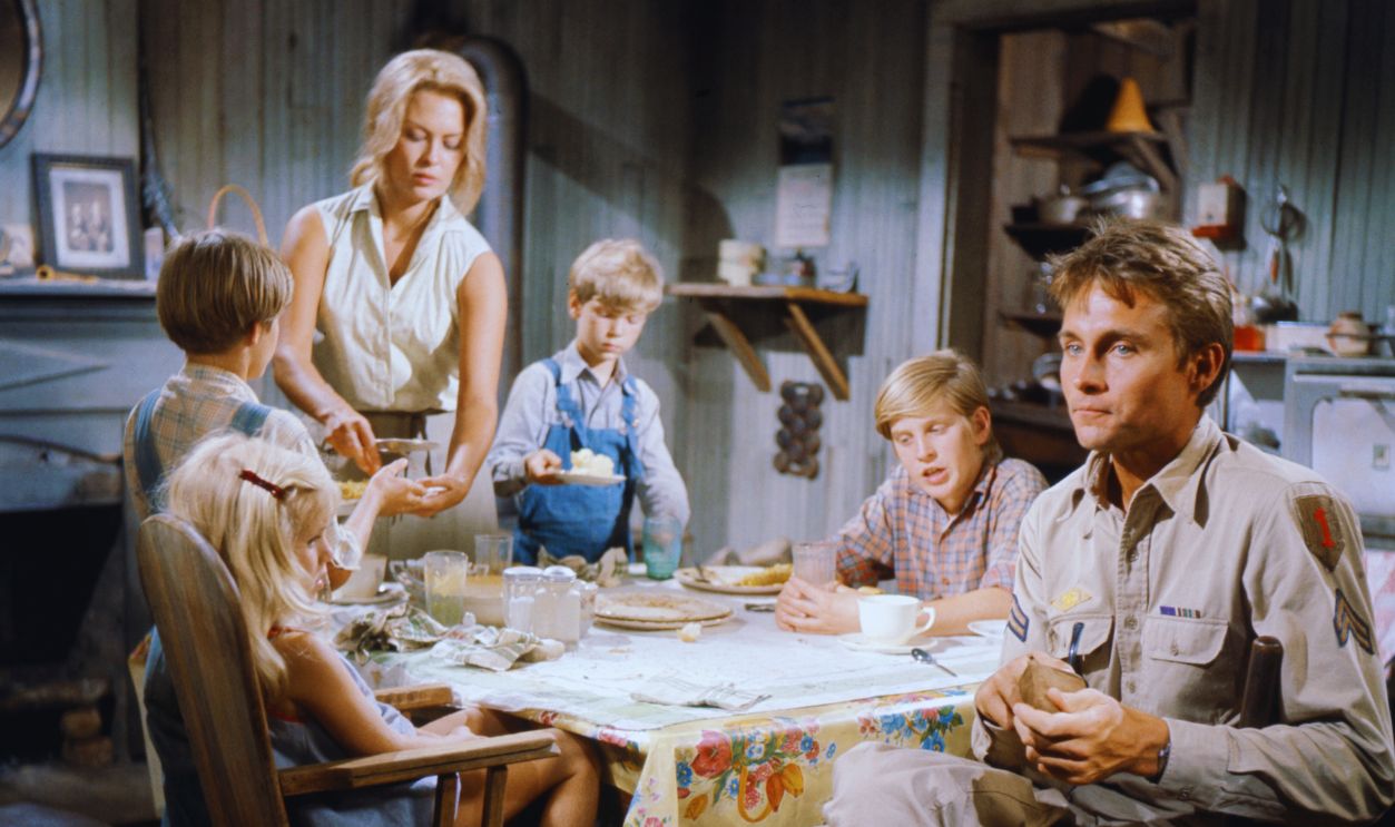 Gettyimages - 607405034, On the set of Hurry Sundown American actors Faye Dunaway and John Phillip Law on the set of Hurry Sundown directed by Austro-Hungarian-American Otto Preminger. 