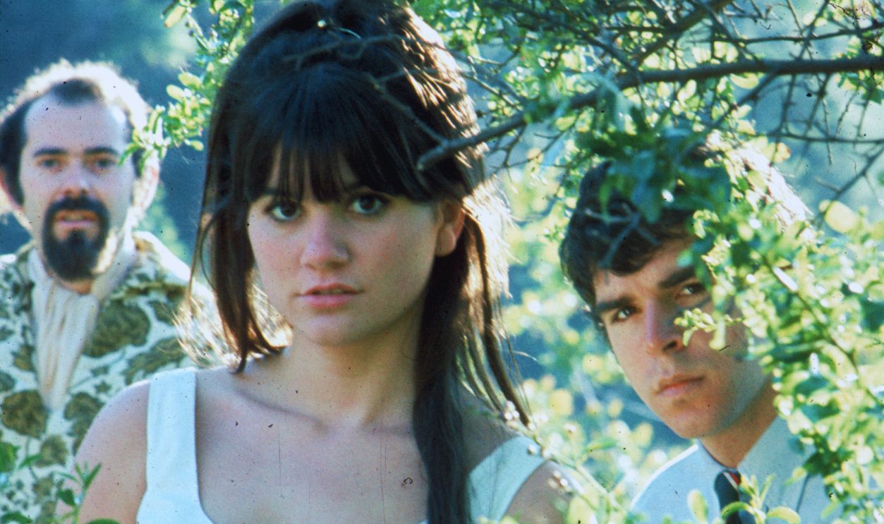 Gettyimages - 74293792, The Stone Poneys 1967: The Stone Poneys L-R Bobby Kimmel, Linda Ronstadt and Kenny Edwards pose for a portrait in 1967. 