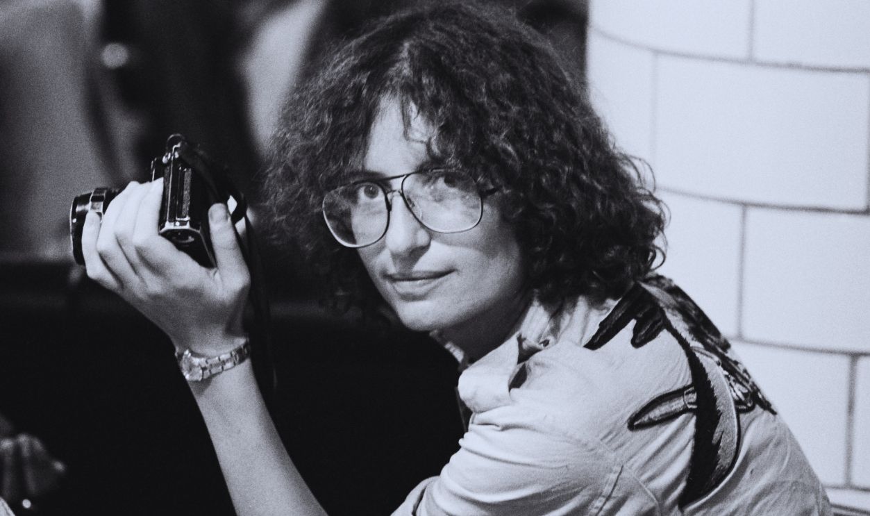  Gettyimages - 84533282, Leibovitz On Tour American photographer Annie Leibovitz during the Rolling Stones Tour of the Americas, 1975. 