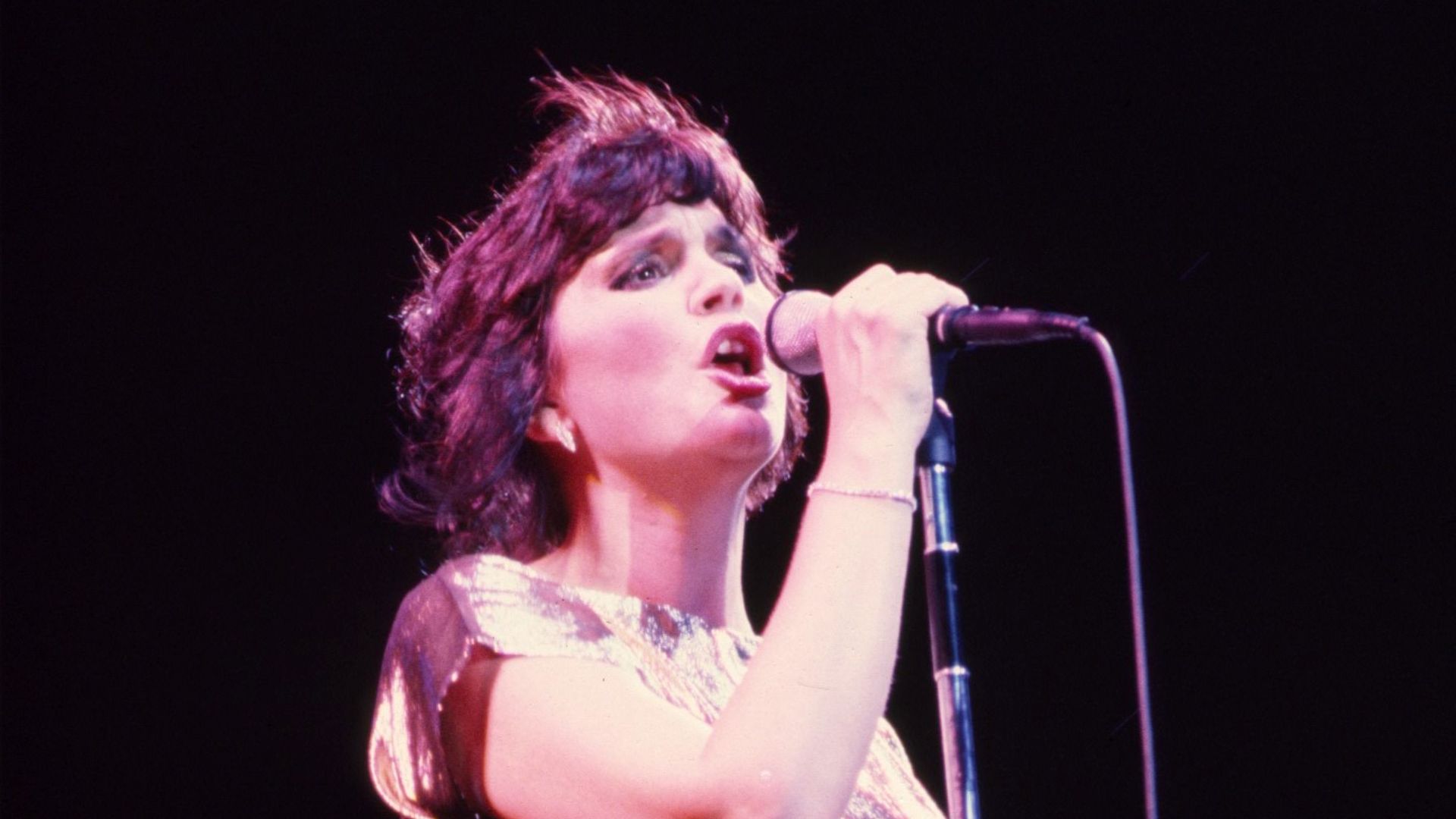 Linda Ronstadt performs at Six Flags Over Texas in Arlington, Texas, August, 1981.