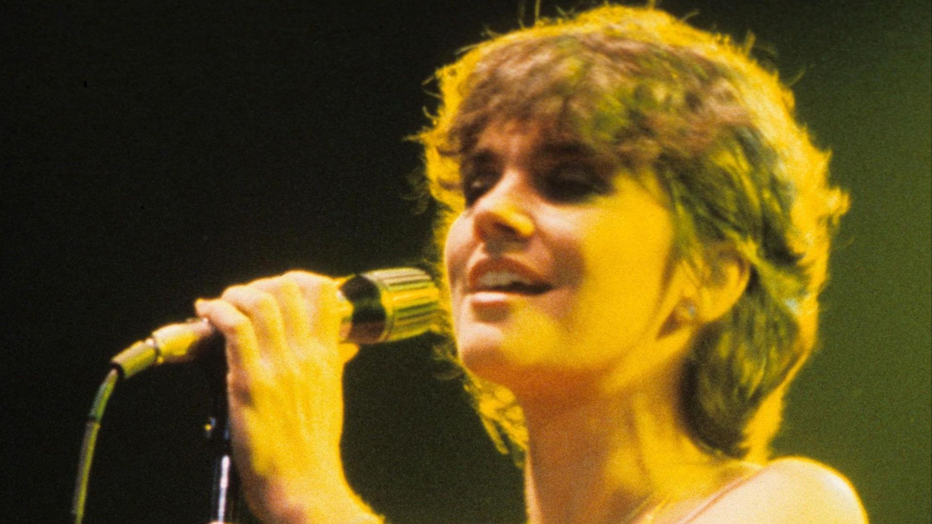 Linda Ronstadt performing at a WPLR Show in New Haven, Connecticut in the New Haven Veterans Memorial Coliseum