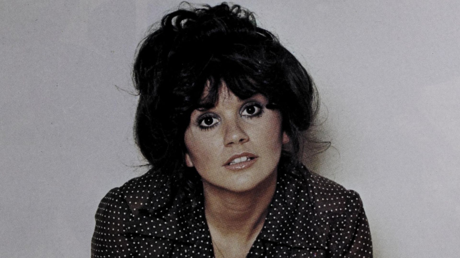 Linda Ronstadt featured on the cover of Cash Box magazine, 13 November 1976.