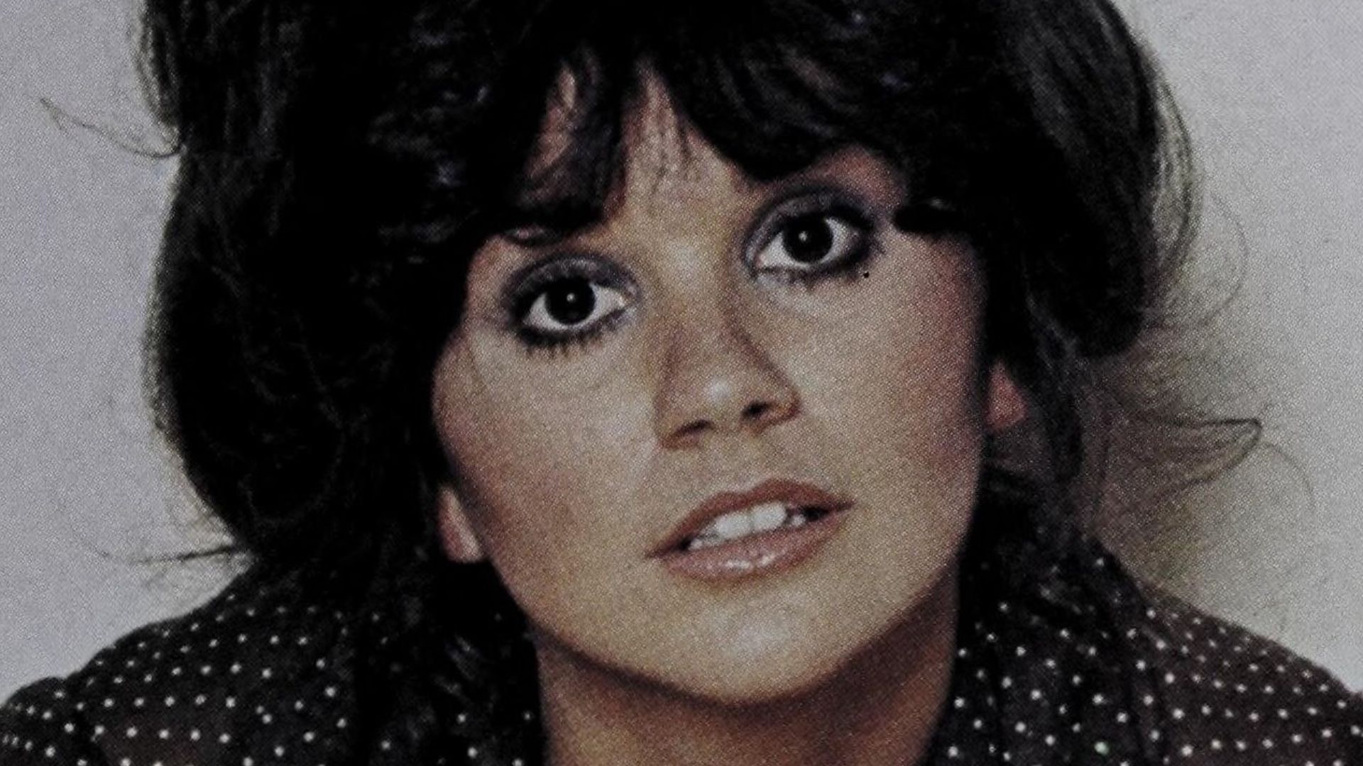 Linda Ronstadt featured on the cover of Cash Box magazine, 13 November 1976.