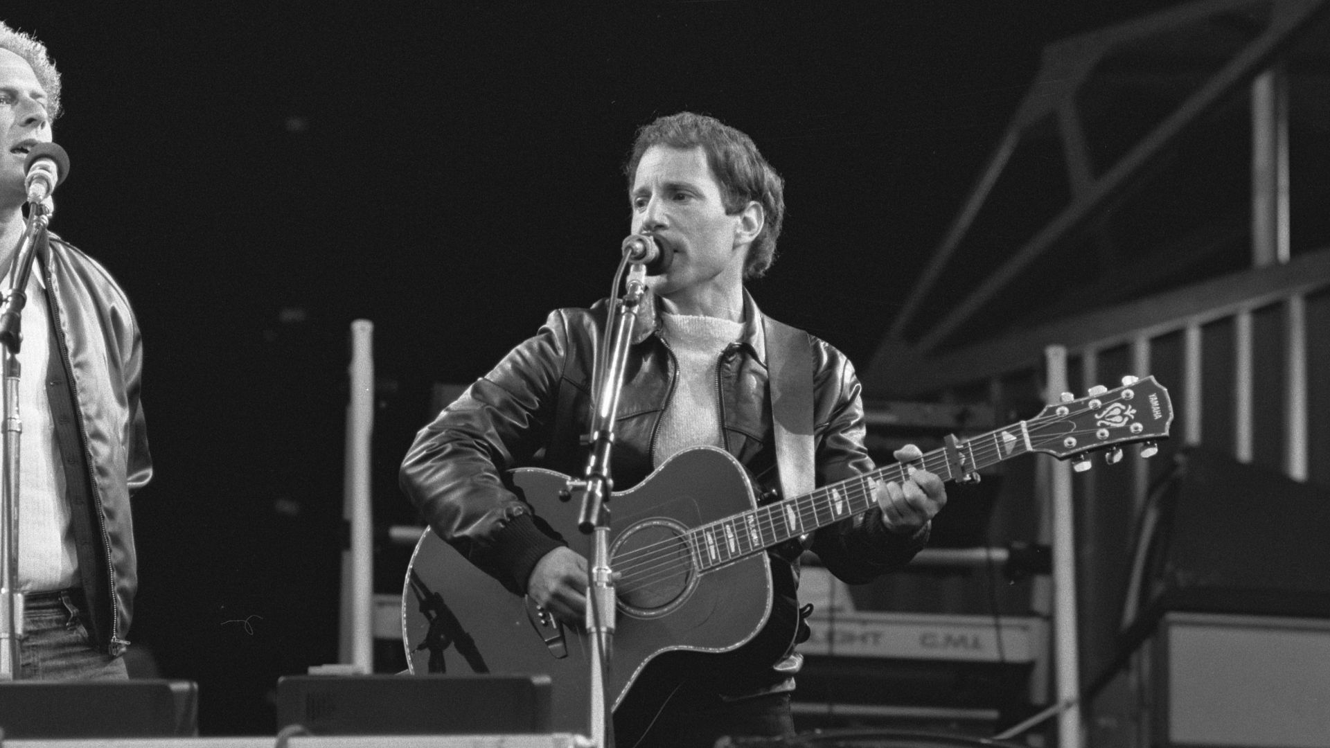 Collectie / Archief : Fotocollectie Anefo
Reportage / Serie : [ onbekend ]
Beschrijving : Optreden Simon and Garfunkel (links) in Feijenoordstadion, Rotterdam
Datum : 12 juni 1982
Locatie : Rotterdam, Zuid-Holland
Trefwoorden : musici, muziek, popgroepen, zangers
Persoonsnaam : Garfunkel, Art, Simon, Paul
Instellingsnaam : Simon & Garfunkel
Fotograaf : Bogaerts, Rob / Anefo
Auteursrechthebbende : Nationaal Archief 
Materiaalsoort : Negatief (zwart/wit)
Nummer archiefinventaris : bekijk toegang 2.24.01.05

Bestanddeelnummer : 932-2092