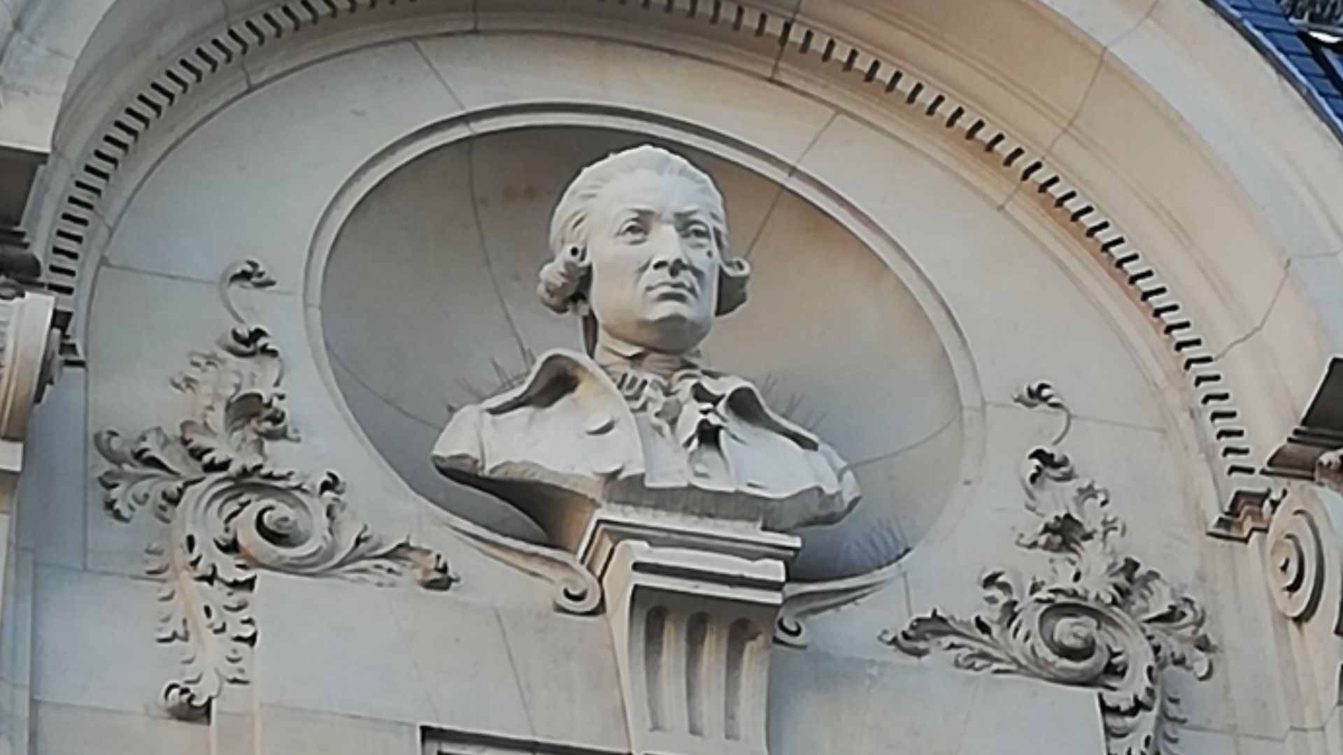 Statue de lavoisier sur la façade arrière du Lycée-collège Lavoisier au 19 rue Henri Barbusse à Paris