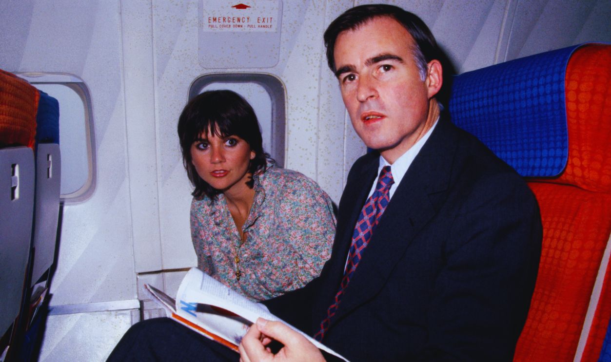 Gettyimages - 515556844, Edmund Brown with Linda Ronstadt (Original Caption) Monrovia, Liberia: California Governor Edmund G. Brown and rock singer Linda Ronstadt aboard plane as arrive here. They are on way to Kenya for a safari trip. Miss Ronstadt denies rumors that they will marry during 10 day African trip.