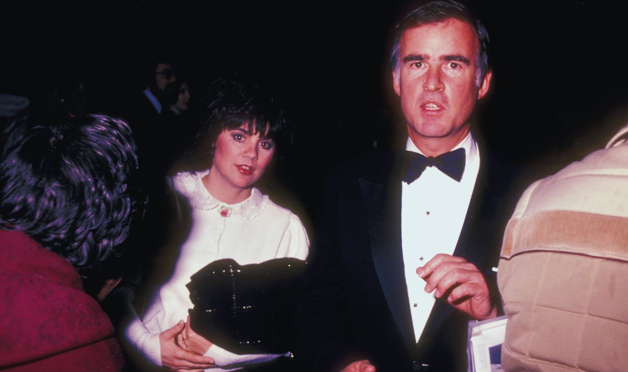 Gettyimages - 156134291, Ron Galella Archive - File Photos Musician Linda Ronstadt and Governor Jerry Brown attend the 'Dreamgirls' Opening Night Performance on March 20, 1983 at Shubert Theatre in Century City, California. 