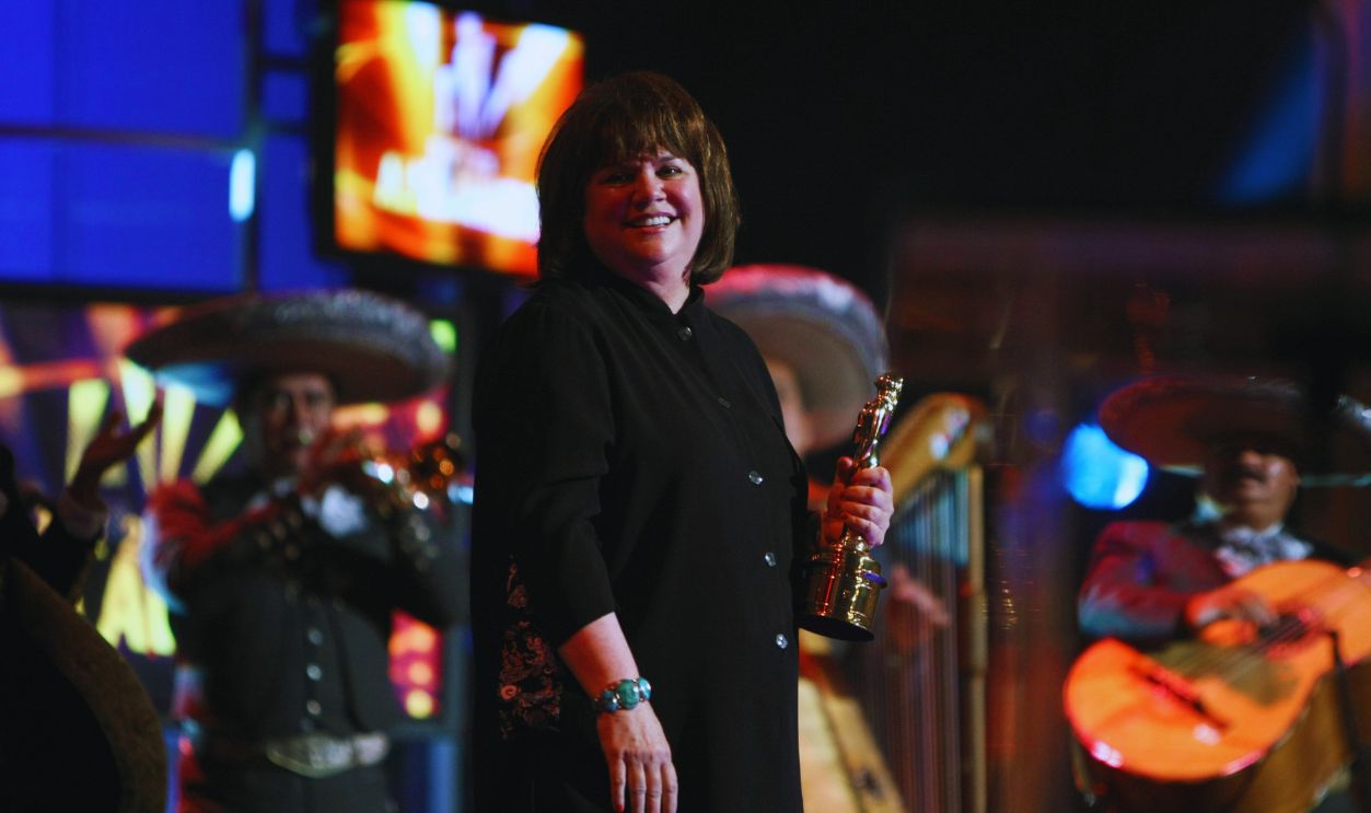 Gettyimages - 82398295, The 2008 ALMA Awards - Show PASADENA, CA - AUGUST 17: Singer Linda Ronstadt onstage during the 2008 ALMA Awards at the Pasadena Civic Auditorium on August 17, 2008 in Pasadena, California. 