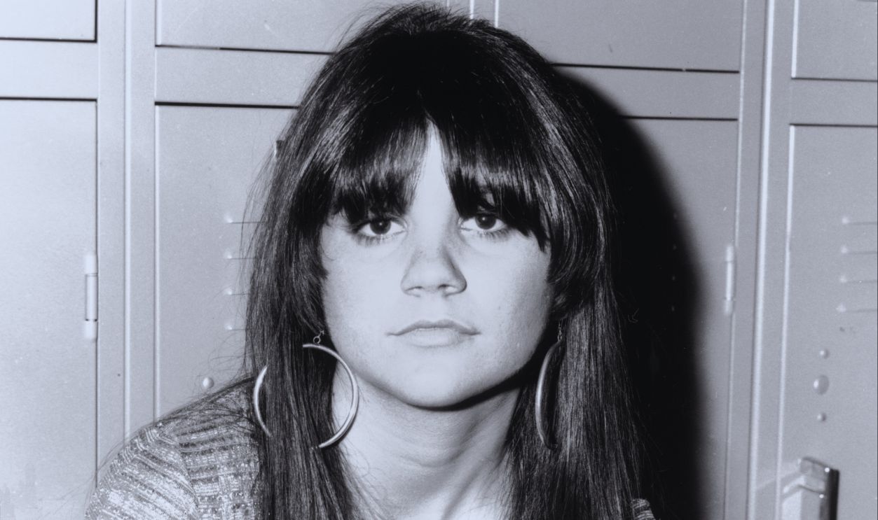 Gettyimages - 1311997653, Linda Ronstadt and the Stone Poneys Linda Ronstadt & the Stone Poneys perform at Palo Verdo High School, May 8, 1968 in Tucson Arizona.