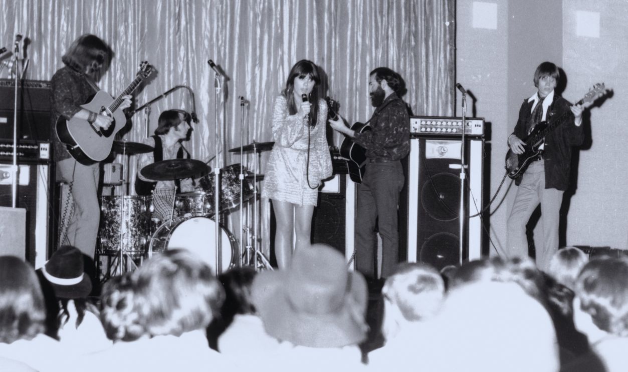 Gettyimages - 1311997682, Linda Ronstadt and the Stone Poneys Linda Ronstadt & the Stone Poneys perform at Palo Verdo High School, May 8, 1968 in Tucson Arizona.
