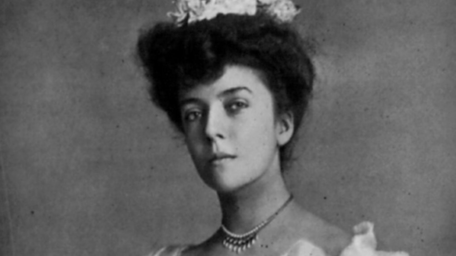 Alice Lee Roosevelt, b. 1884, 3/4 length, seated, facing slightly left. The charming daughter of the President, who has been asked by Emperor William to christen his new yacht—her latest photograph, taken in her débutante gown, and wearing the necklace which was the gift of the President. Cover of Leslie's Weekly, Vol. XCIV, No. 2421.
