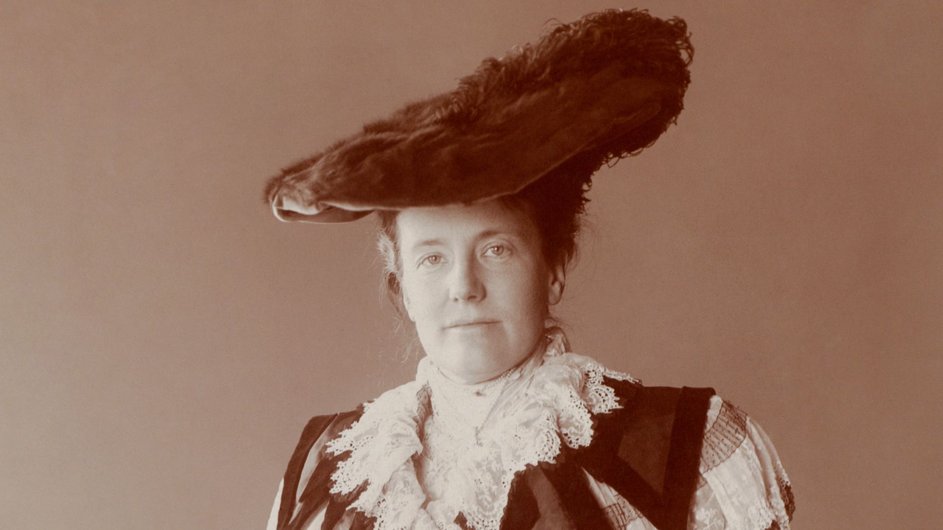 Edith Kermit Carow Roosevelt, wife of Theodore Roosevelt.  three-quarter length portrait photographed by Frances Benjamin Johnston