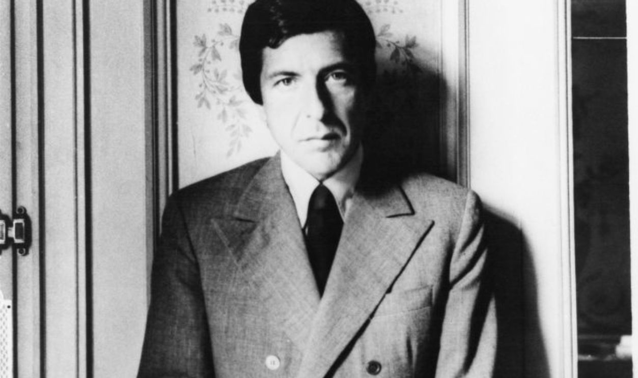 UNSPECIFIED - JANUARY 01: Photo of Leonard COHEN; posed, studio