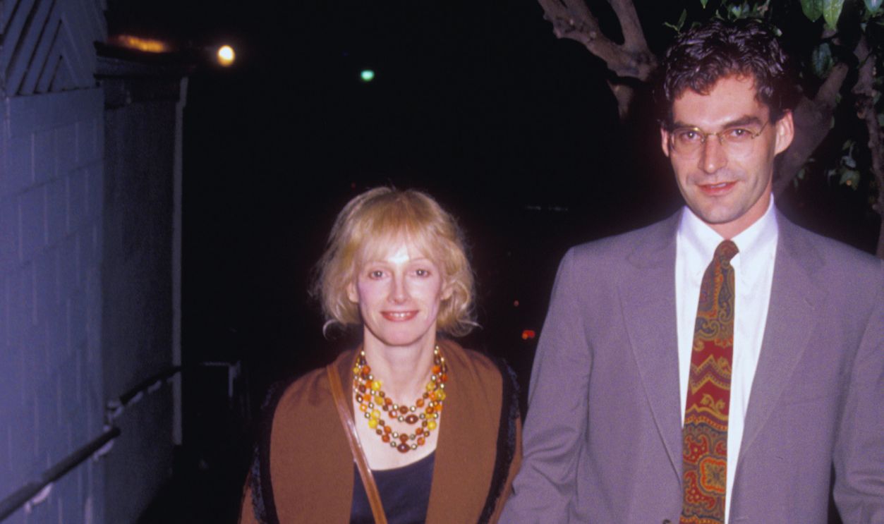 Gettyimages - 156132068, Ron Galella Archive - File Photos Actress Sondra Locke and boyfriend Scott Cunneen on November 10, 1990 dining at Spago in West Hollywood, California. 