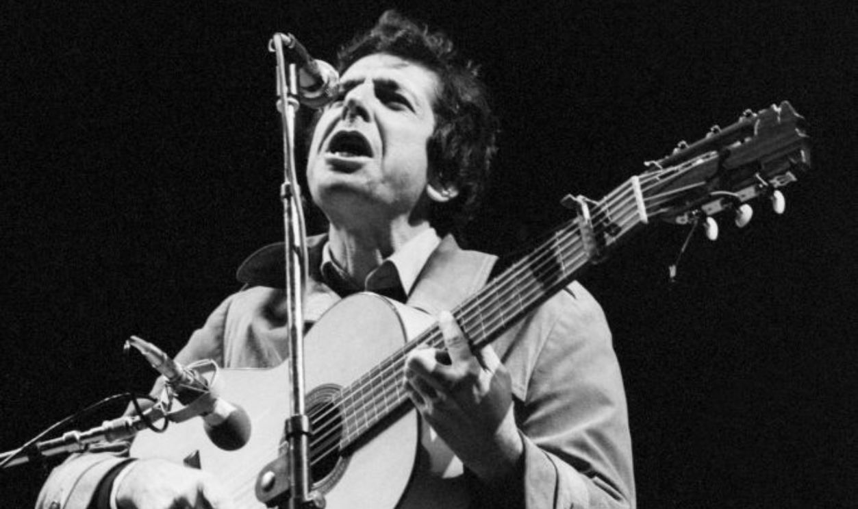Leonard Cohen en concert à la Fête de l'Humanité à Paris le 8 septembre 1974, France.
